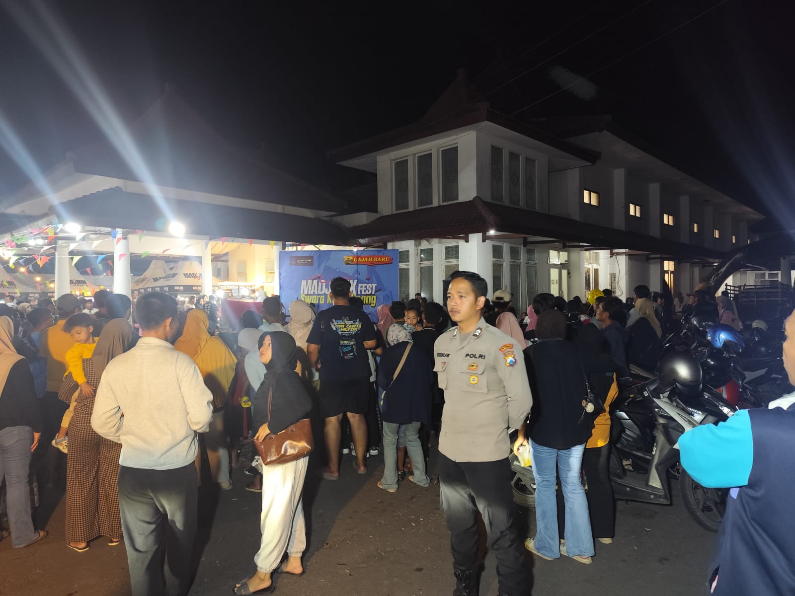 Pastikan Situasi Kondusif, Polsek Lumajang Kota Kawal Ketat Bazar UMKM Madjank Fest dan Pertunjukan Reog