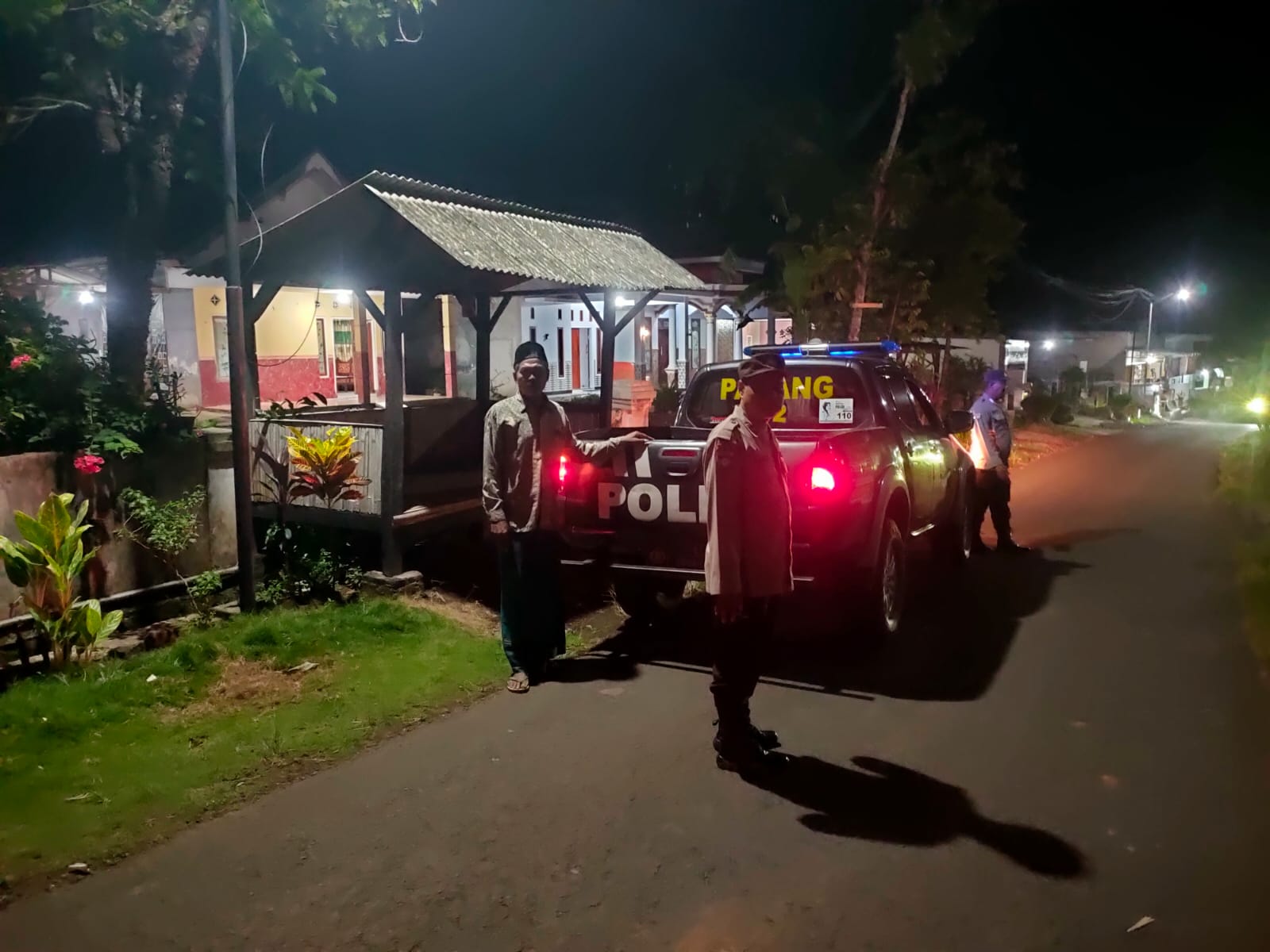 Patroli Blue Light Polsek Padang, Polisi Sampaikan Himbauan Langsung kepada Warga di Jam Rawan