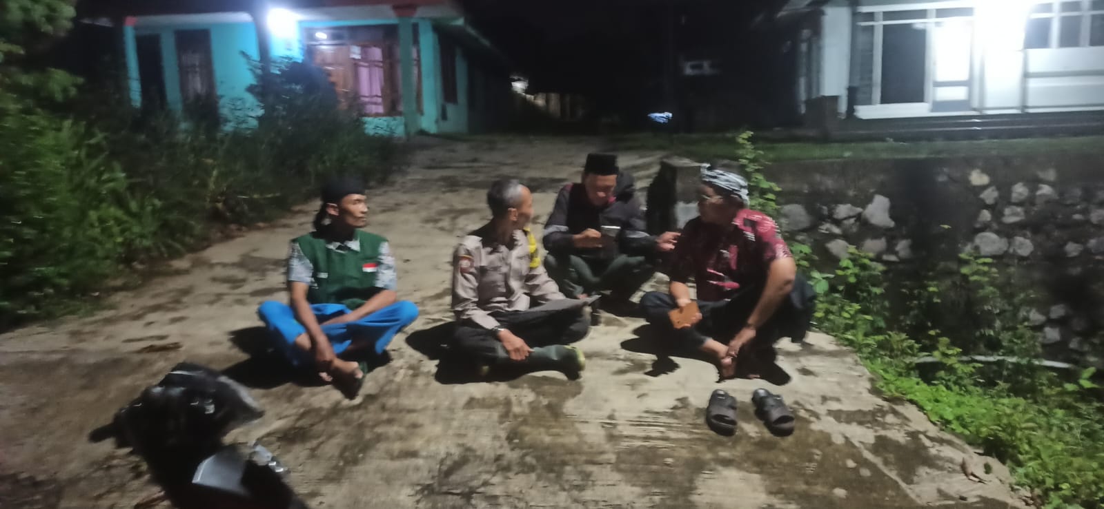 Cegah Kejahatan 4C, Unit Patroli Polsek Padang Polres Lumajang Lakukan Strong Point