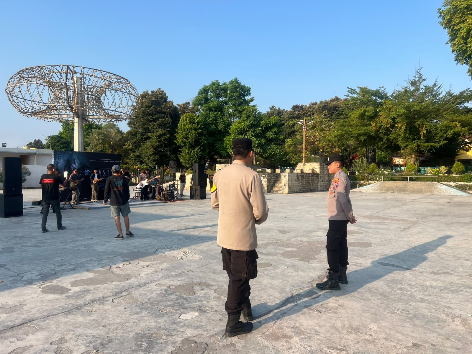 Polsek Lumajang Kota Terjunkan Personel, Pastikan Meet and Greet Film "Lastri" Berjalan Kondusif