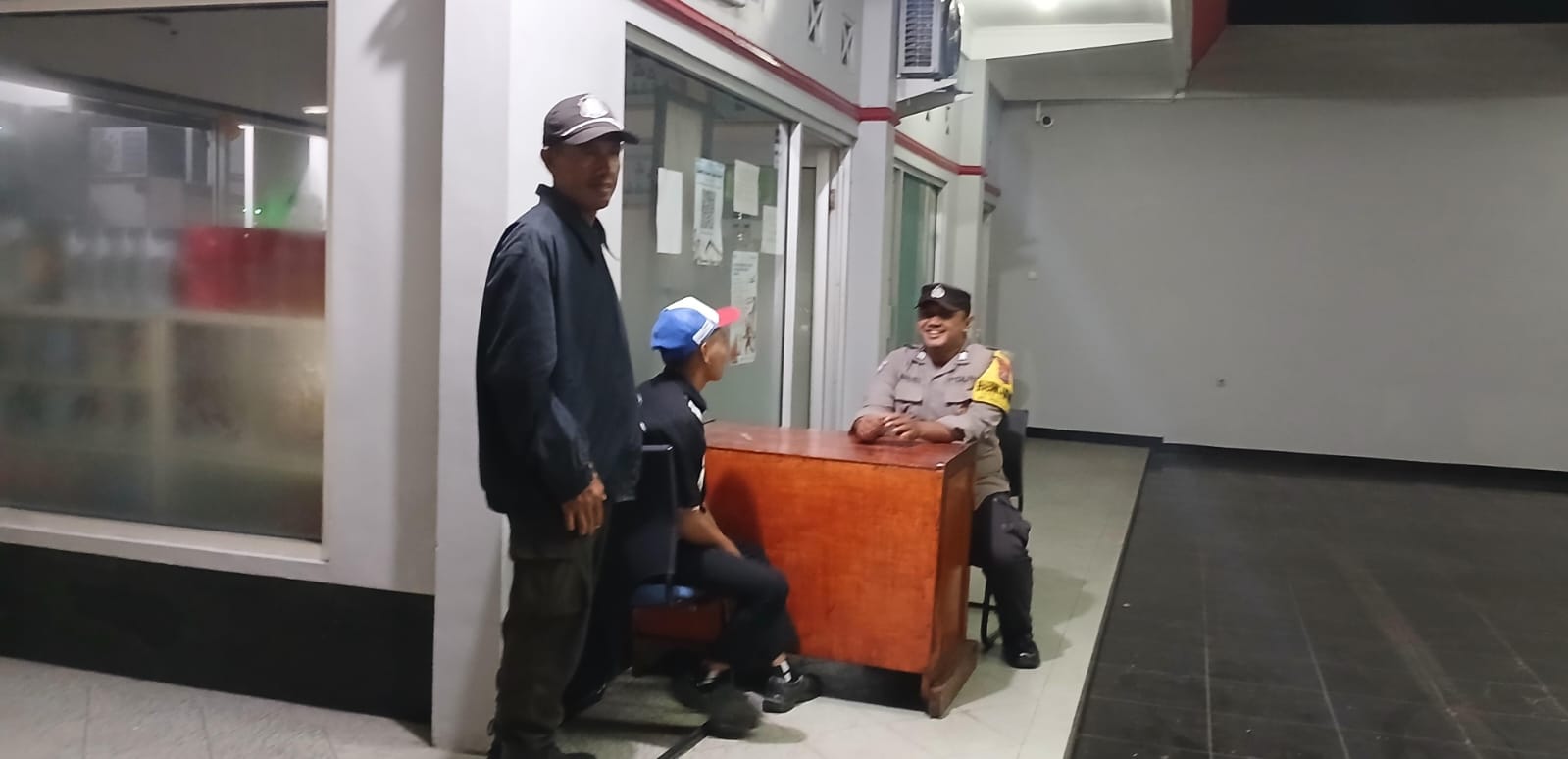 Jalin Silaturahmi Dengan Petugas SPBU dan Berdialogis, Bhabinkamtibmas Polsek Rowokangkung Berikan Pesan-Pesan Kamtibmas