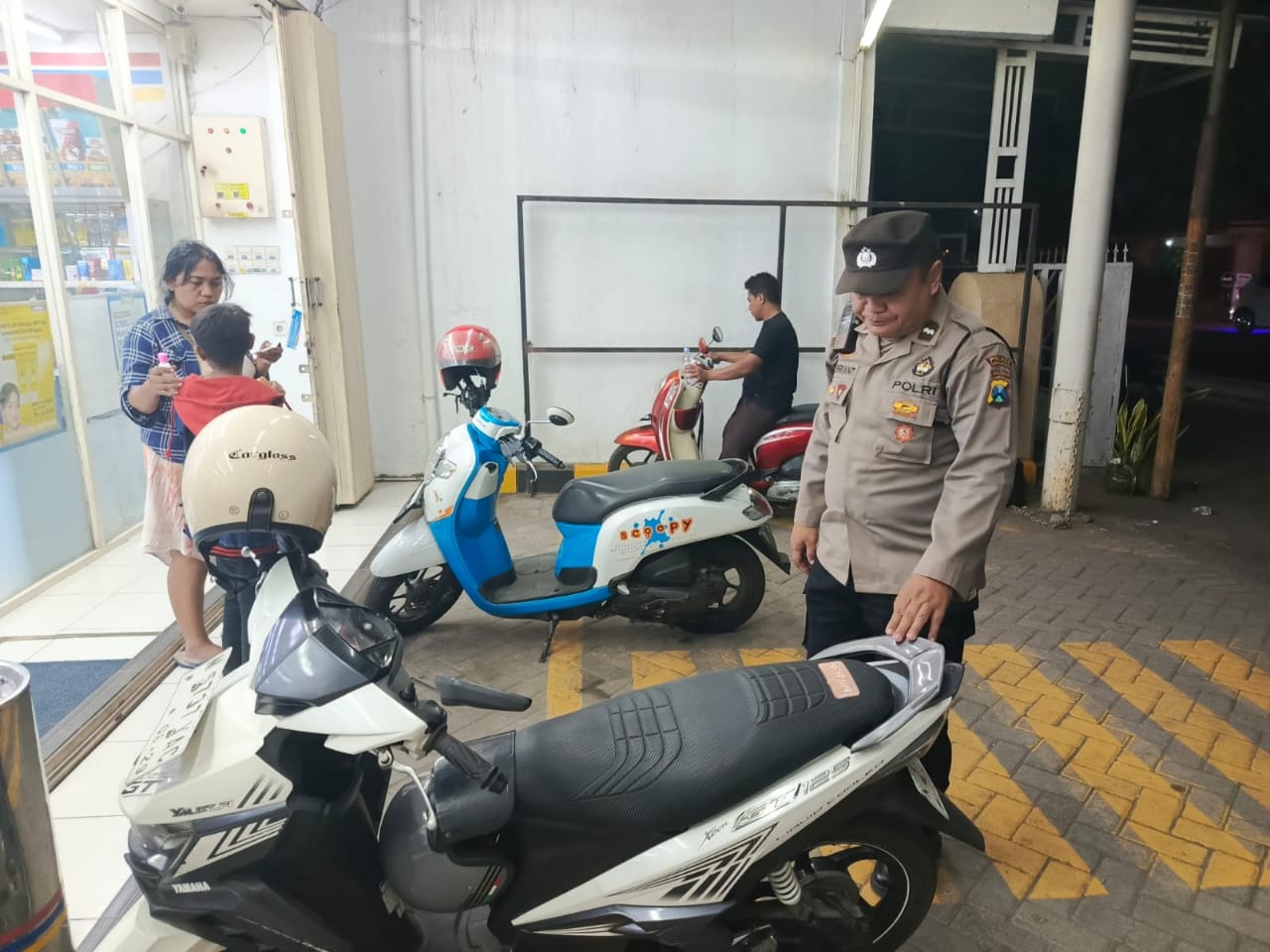 Patroli Strong Point Polsek Tempeh Perkuat Pengamanan Pertokoan Modern untuk Cegah Aksi 3C dan Tingkatkan Rasa Aman Masyarakat