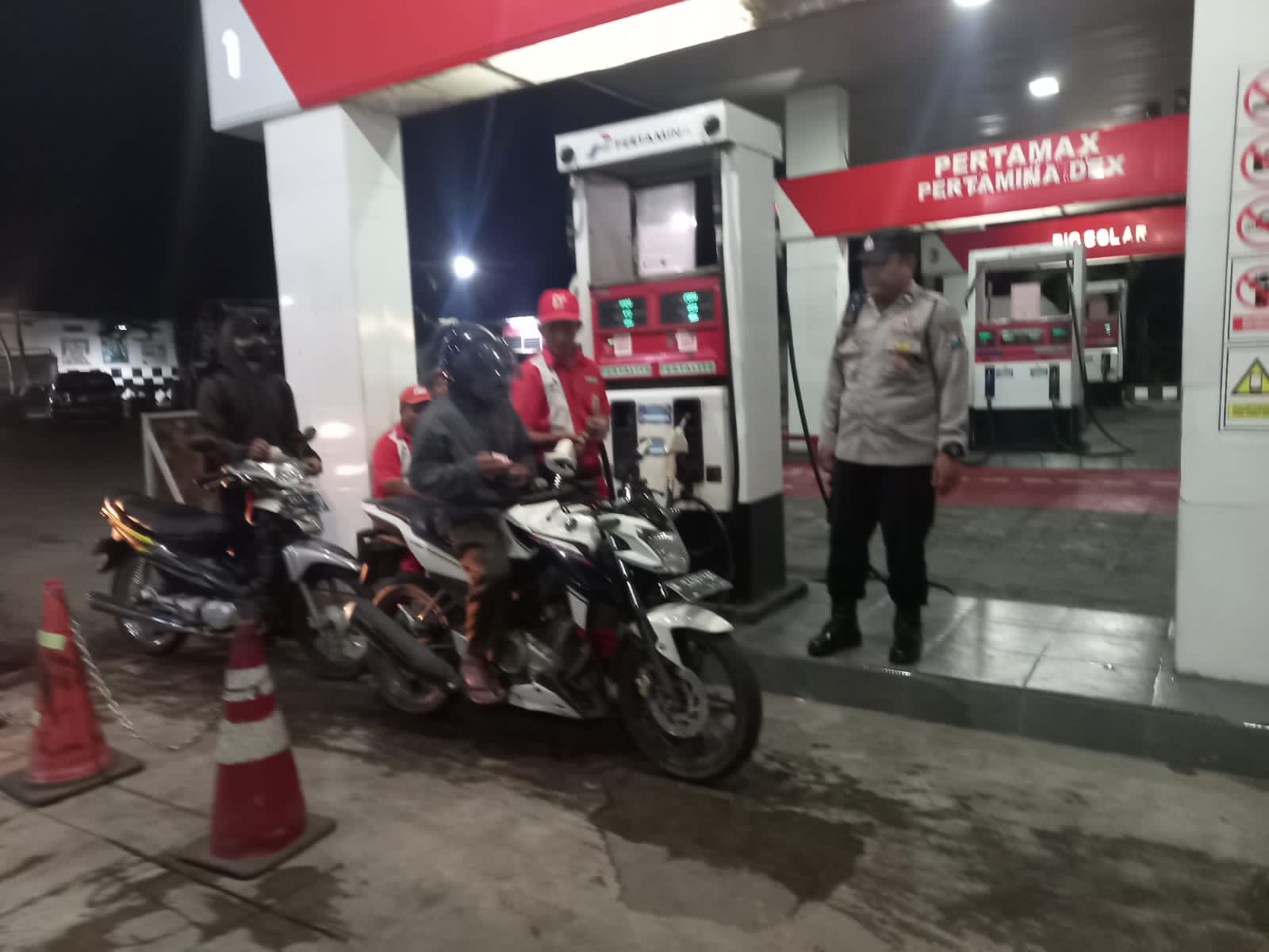 Patroli Dialogis Polsek Tempeh Pantau Ketersediaan BBM di SPBU Desa Tempeh Lor demi Menjaga Pelayanan dan Kondusivitas Wilayah