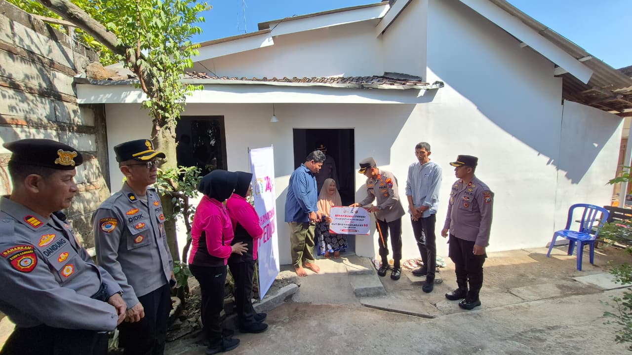 Hari Bhayangkara ke - 80 Polres Ngawi Bedah Dua Rumah Jadi Layak Huni, Hadirkan Senyum dan Harapan Warga