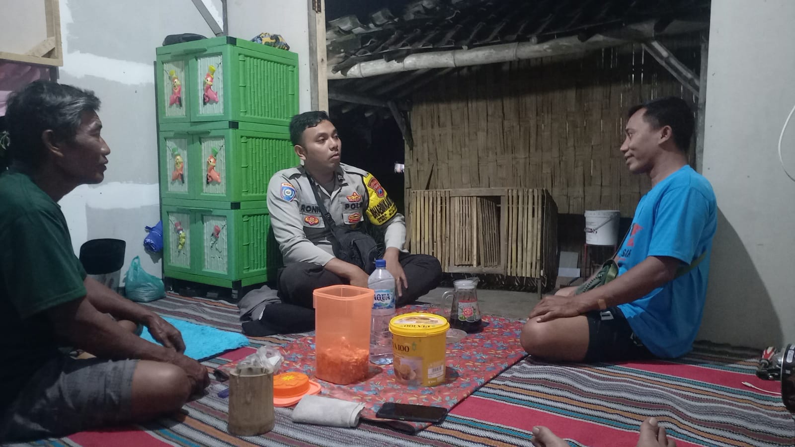 Door To Door, Bhabinkamtibmas Desa Kutorenon Berikan Pesan Kamtibmas di Desa Binaan