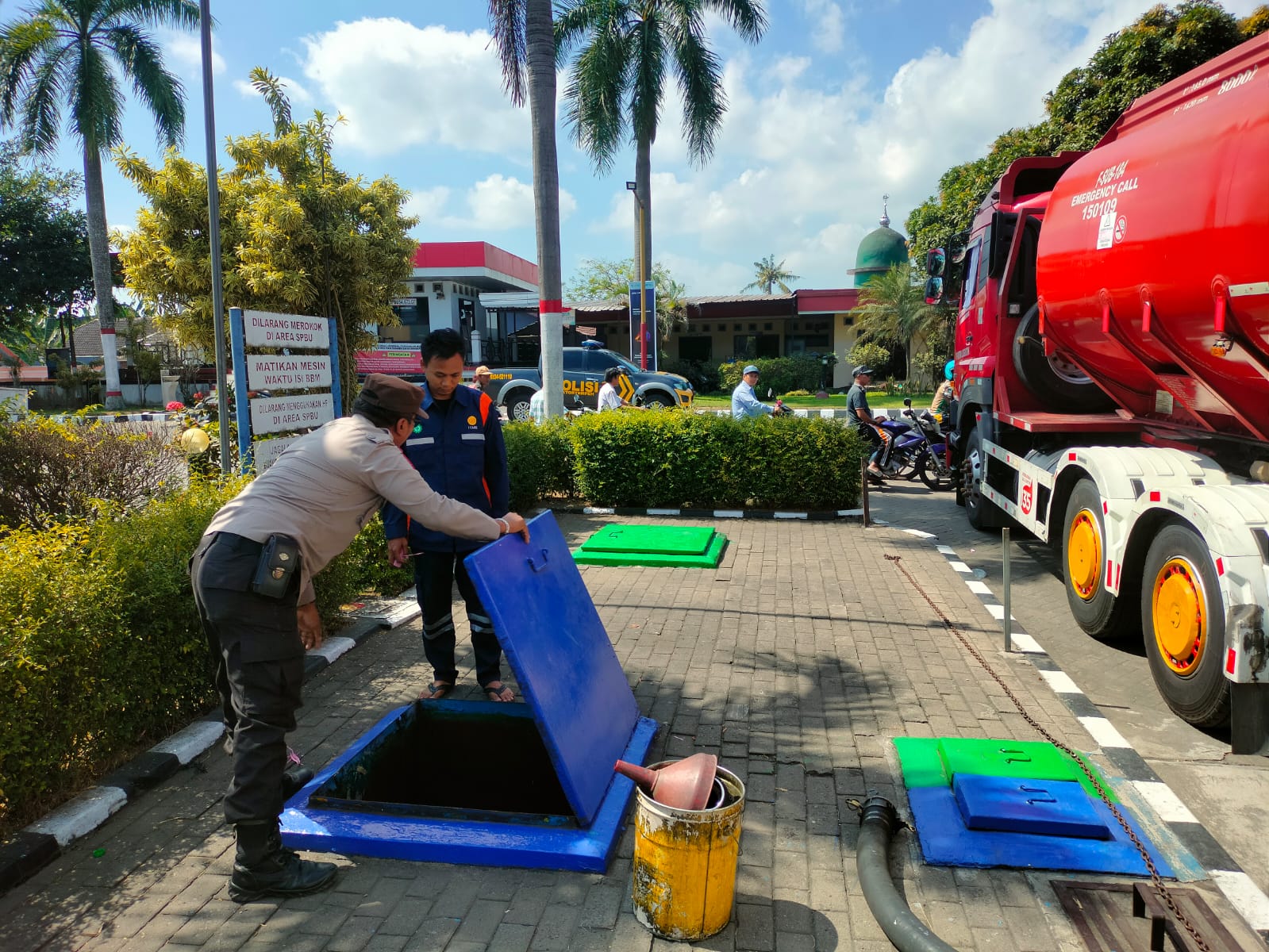 Patroli Dialogis Polsek Tempeh Pantau Ketersediaan BBM di SPBU Desa Tempeh Lor, Pastikan Pasokan Aman bagi Masyarakat