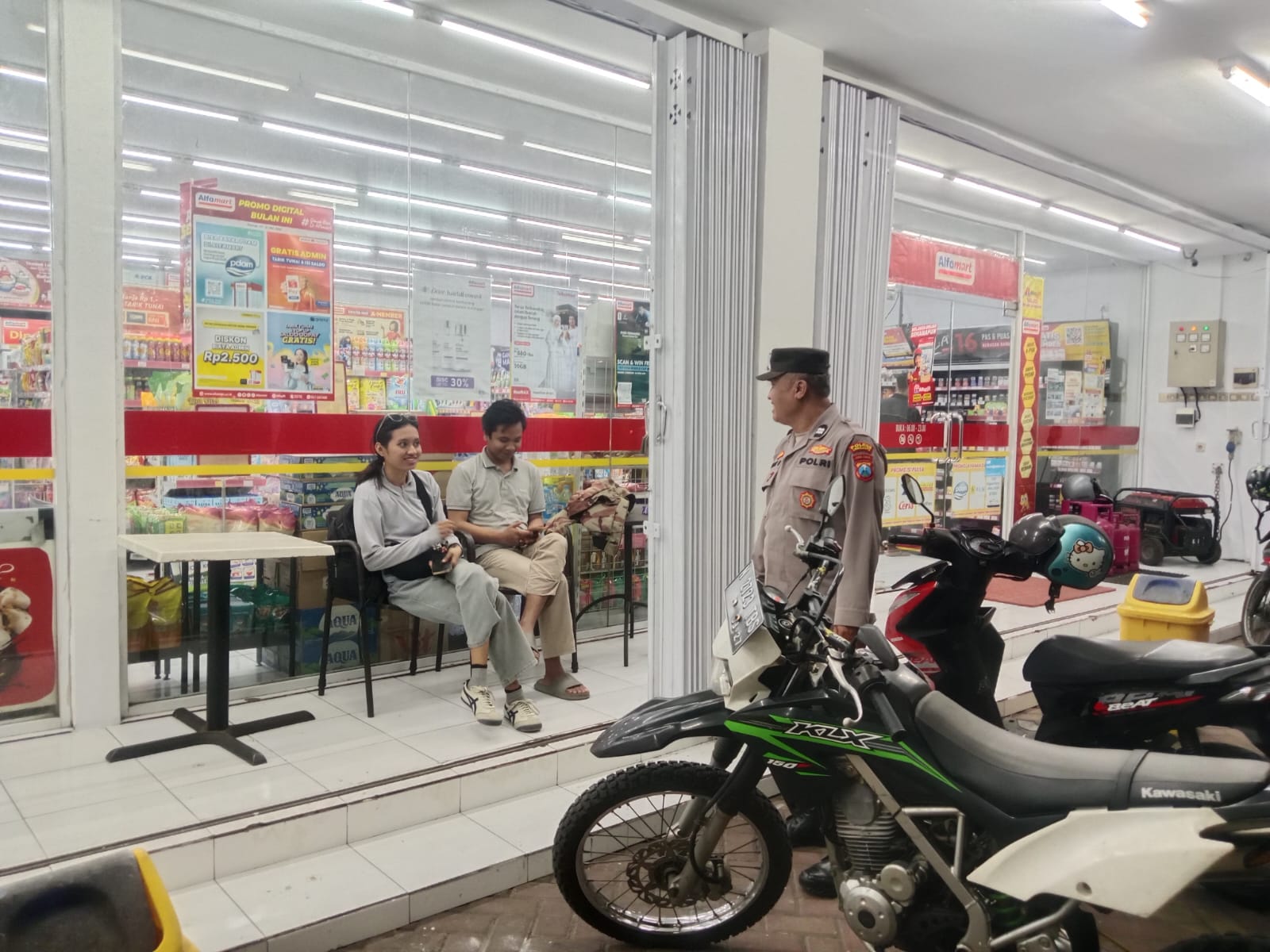 Patroli Dialogis Polsek Tempeh Perkuat Pengamanan Pertokoan Modern Desa Besuk untuk Antisipasi Gangguan Kamtibmas