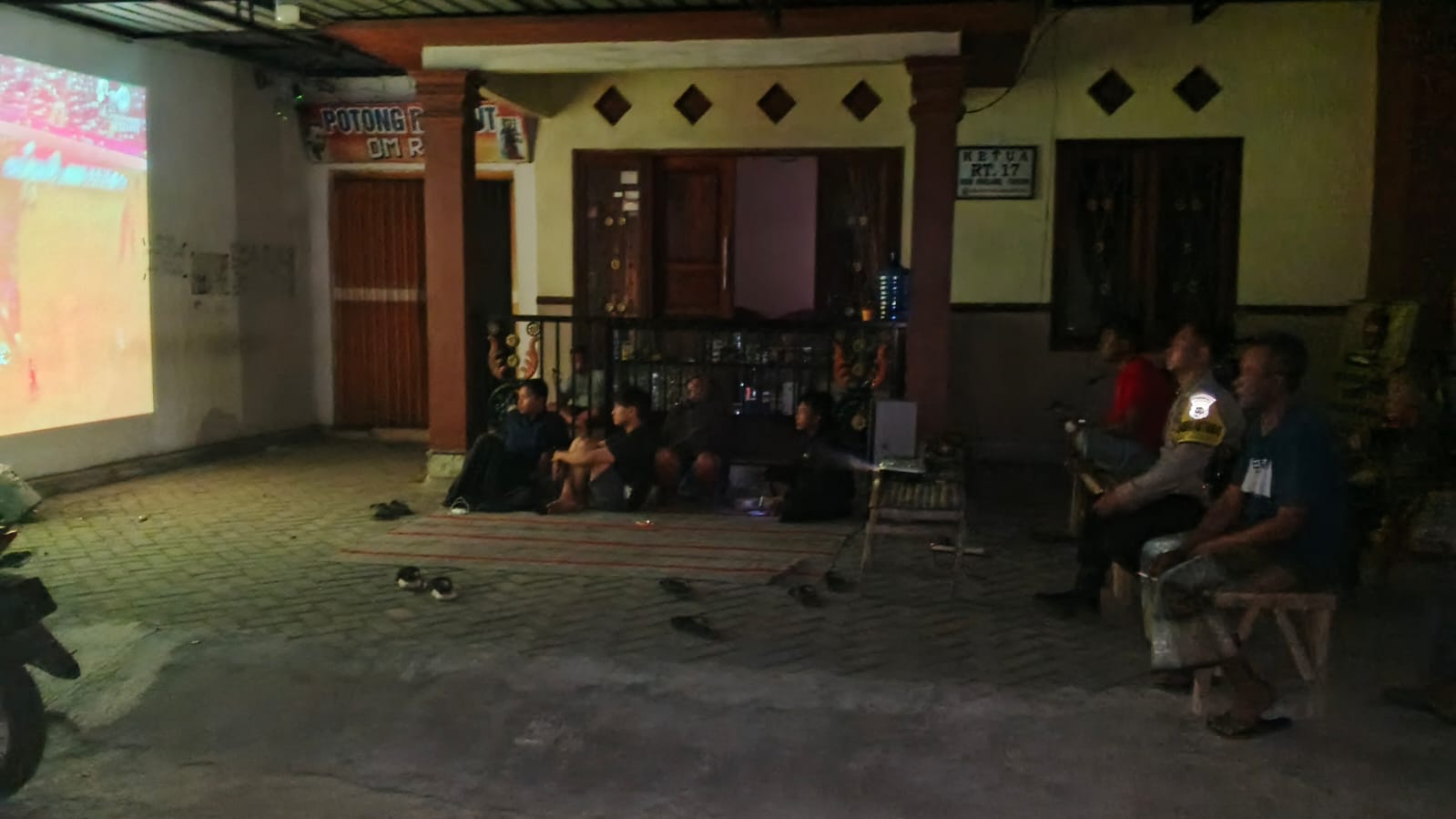 Anggota Polsek Tekung menyampaikan bahwa kegiatan ini bertujuan untuk hadir di tengah-tengah masyarakat guna memastikan keamanan sekaligus memeriahkan euforia perhelatan sepak bola dunia.