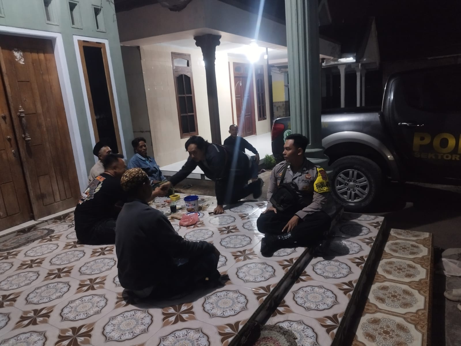 Anggota Polsek Tekung menyampaikan pesan-pesan kamtibmas agar warga tetap waspada dan segera melapor kepada pihak kepolisian apabila menemukan potensi gangguan keamanan