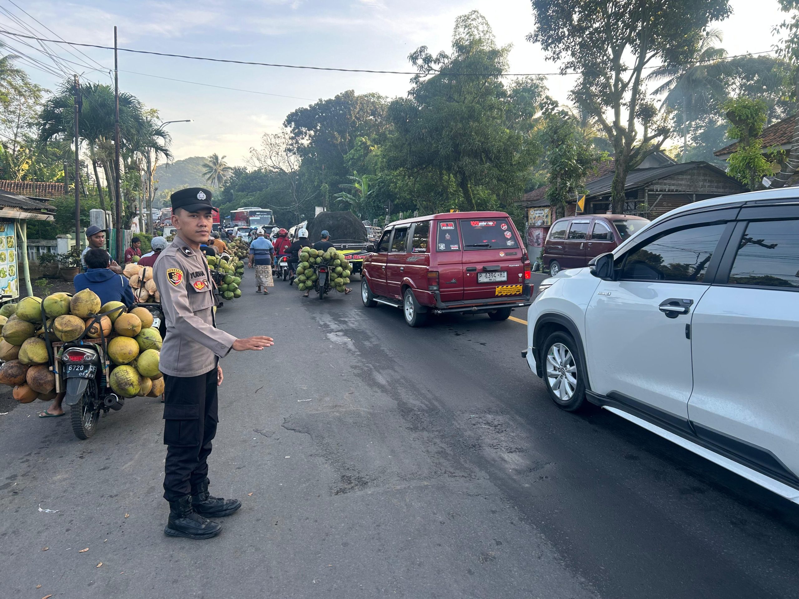 Patroli Poros Pagi di Pasar Buah Ranuyoso Antisipasi Kemacetan