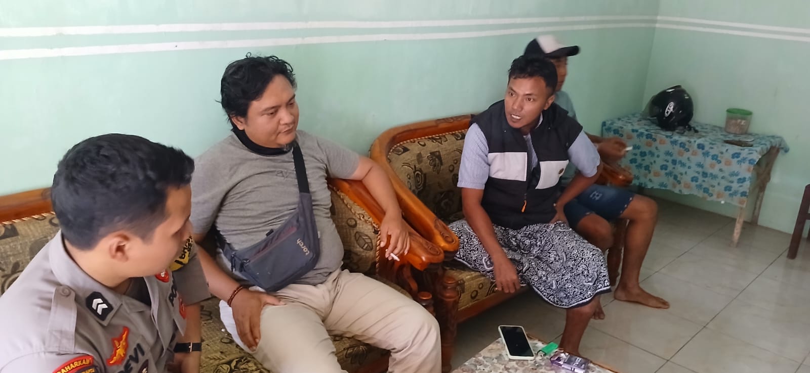 Bhabinkamtibmas bersama Kanit Serse Polsek Rowokangkung Sambang Kerumah Warga Untuk Berdialos dan Sampaikan Pesan Kamtibmas