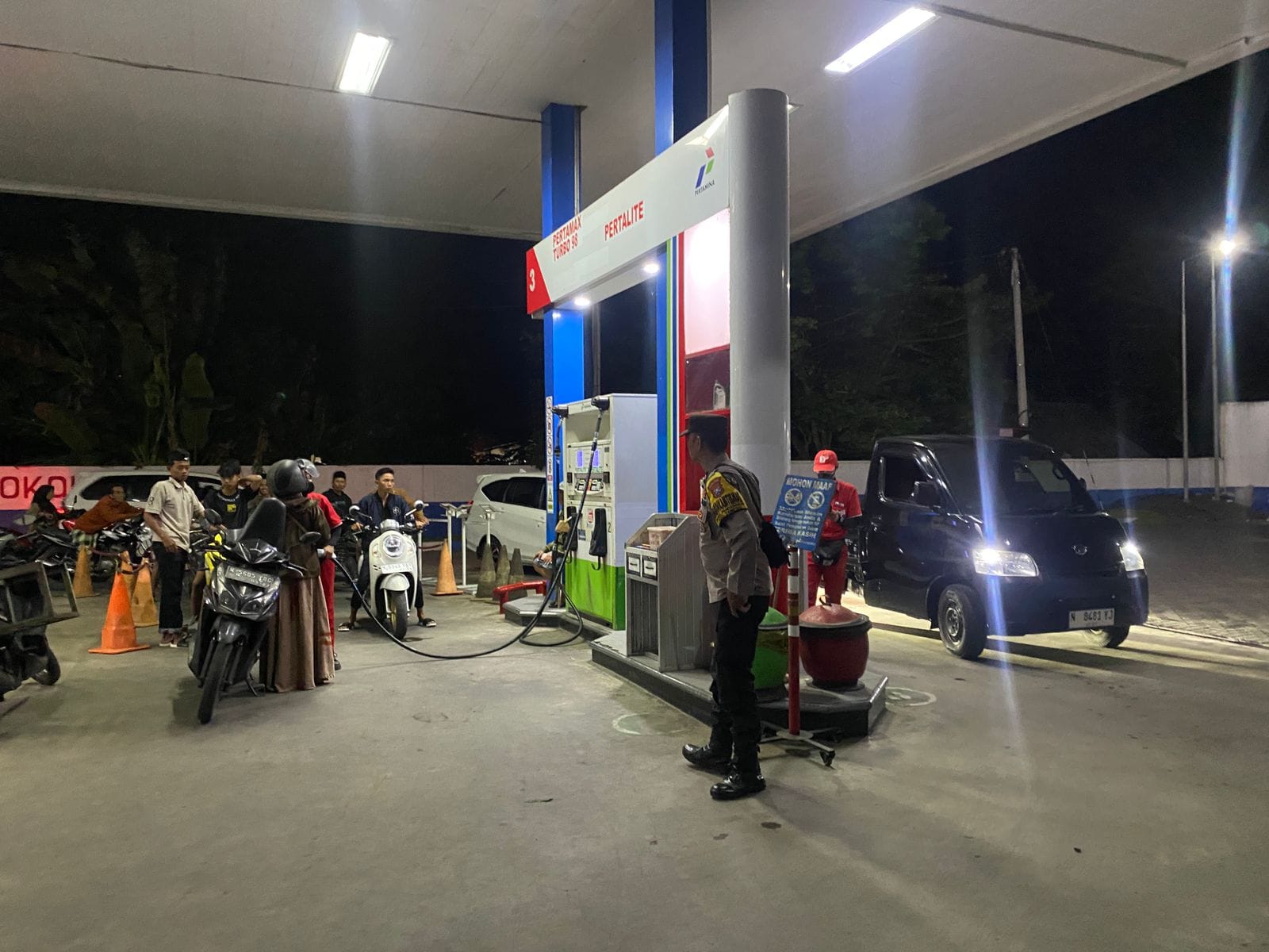 Patroli Malam, Polsek Tempeh Pantau SPBU Sumberjati Antisipasi Antrean dan Gangguan Kamtibmas