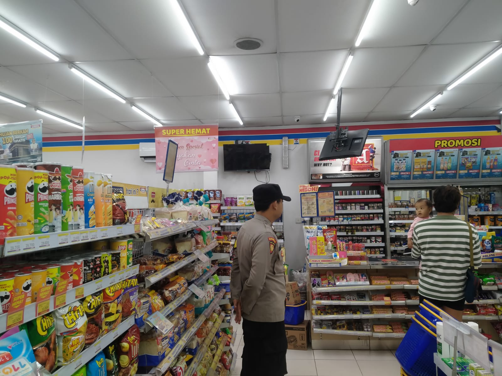 Patroli Kawasan Pertokoan Minimarket Antisipasi 3C dan Penyebaran Uang Palsu