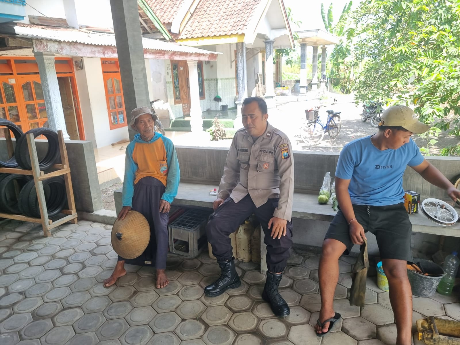 Anggota Polsek Tekung terus menggencarkan kegiatan patroli kewilayahan di sejumlah titik rawan di wilayah hukum Kecamatan Tekung