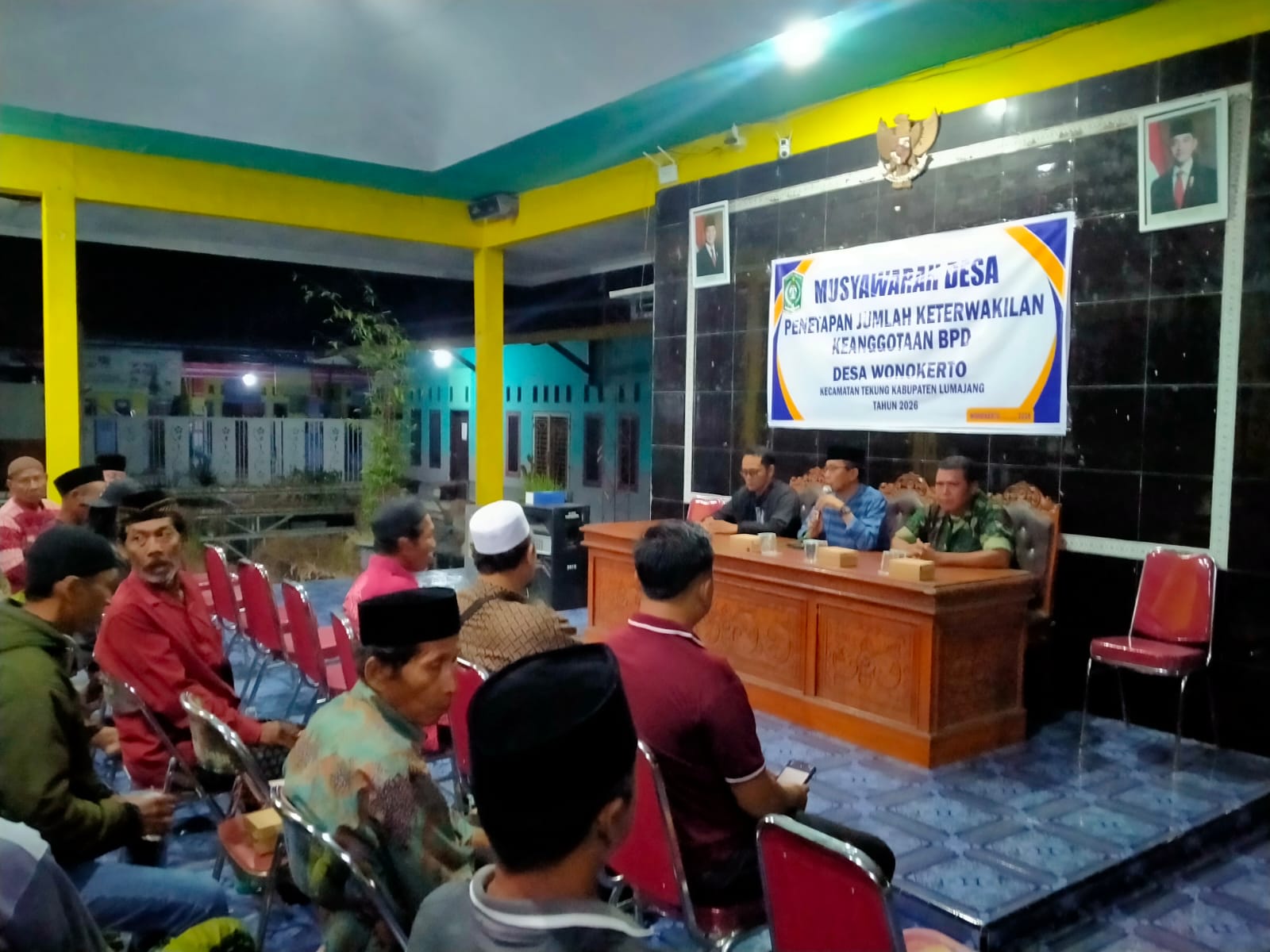 Sinergitas Polri-TNI, Bhabinkamtibmas Polsek Tekung Kawal Musyawarah Desa dan Penyaluran Honor di Wonokerto