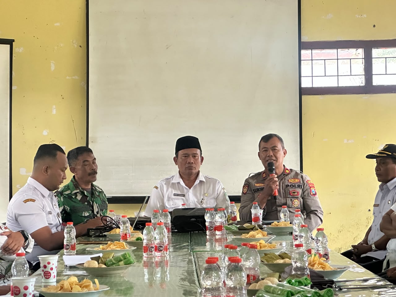Kapolsek Tempursari Hadiri Rapat Pembentukan Panitia HUT ke-81 RI, Tekankan Sinergi dan Kamtibmas