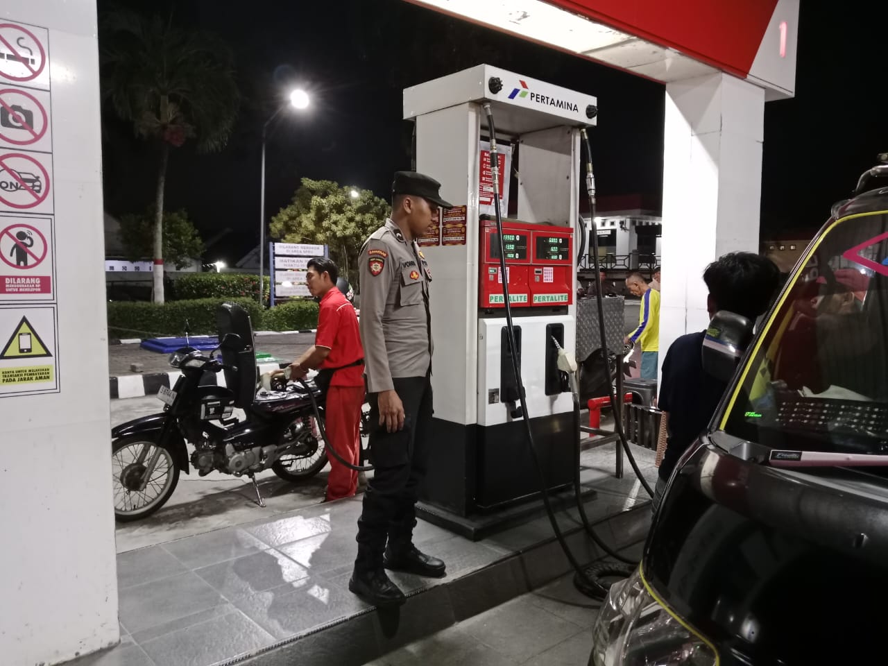 Patroli Dialogis Polsek Tempeh Pastikan Ketersediaan BBM di SPBU Desa Tempeh Lor Tetap Aman dan Lancar bagi Masyarakat