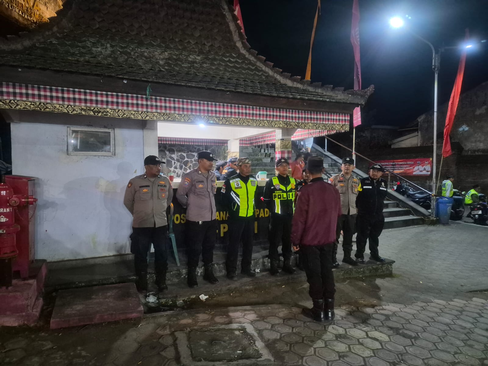 Pengamanan Piodalan di Pura Mandara Giri Semeru Agung Berjalan Aman, Polisi Kerahkan Personel Gabungan