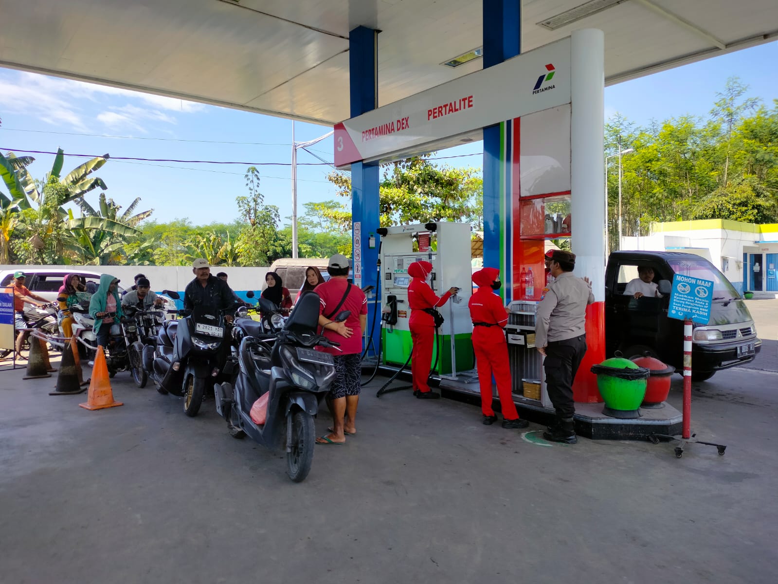 Polsek Tempeh Intensifkan Patroli di SPBU Sumberjati, Pastikan Distribusi BBM Lancar dan Situasi Aman