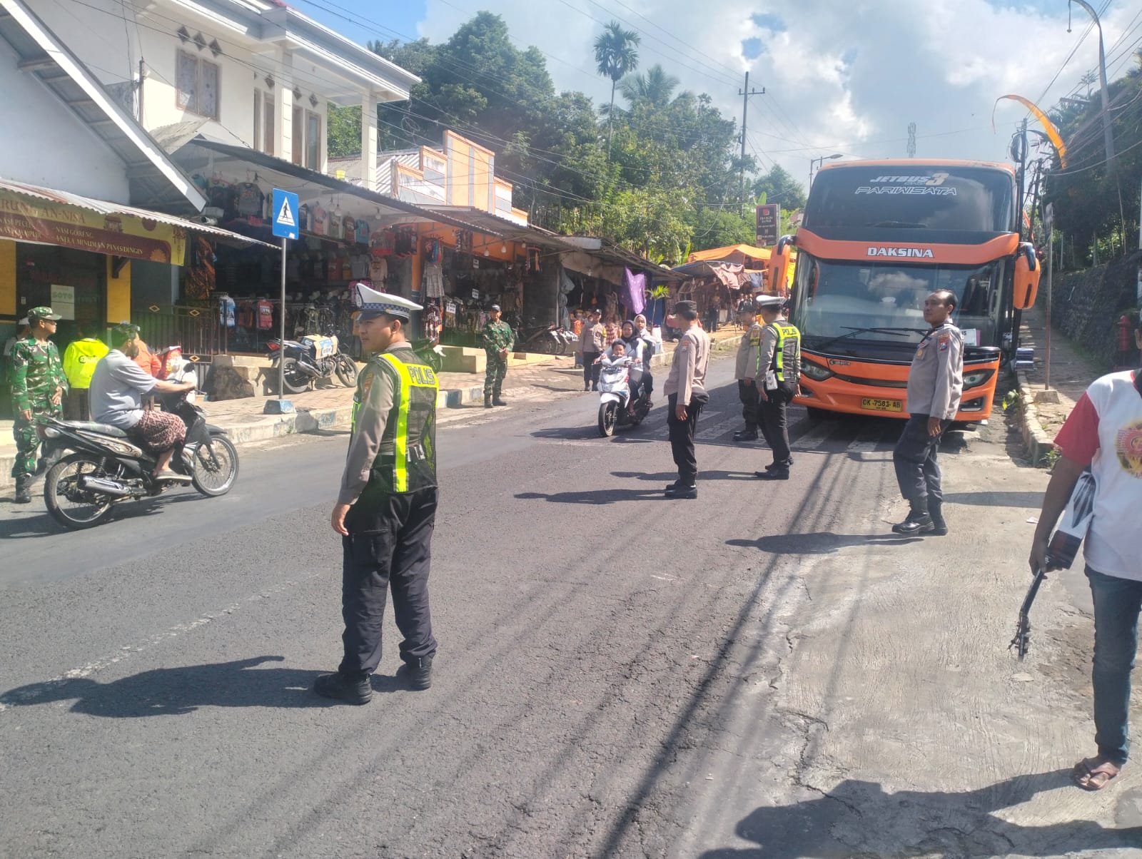 Personel Gabungan Amankan Piodalan di Pura Mandara Giri Semeru Agung, Ribuan Umat Hindu Beribadah dengan Khidmat