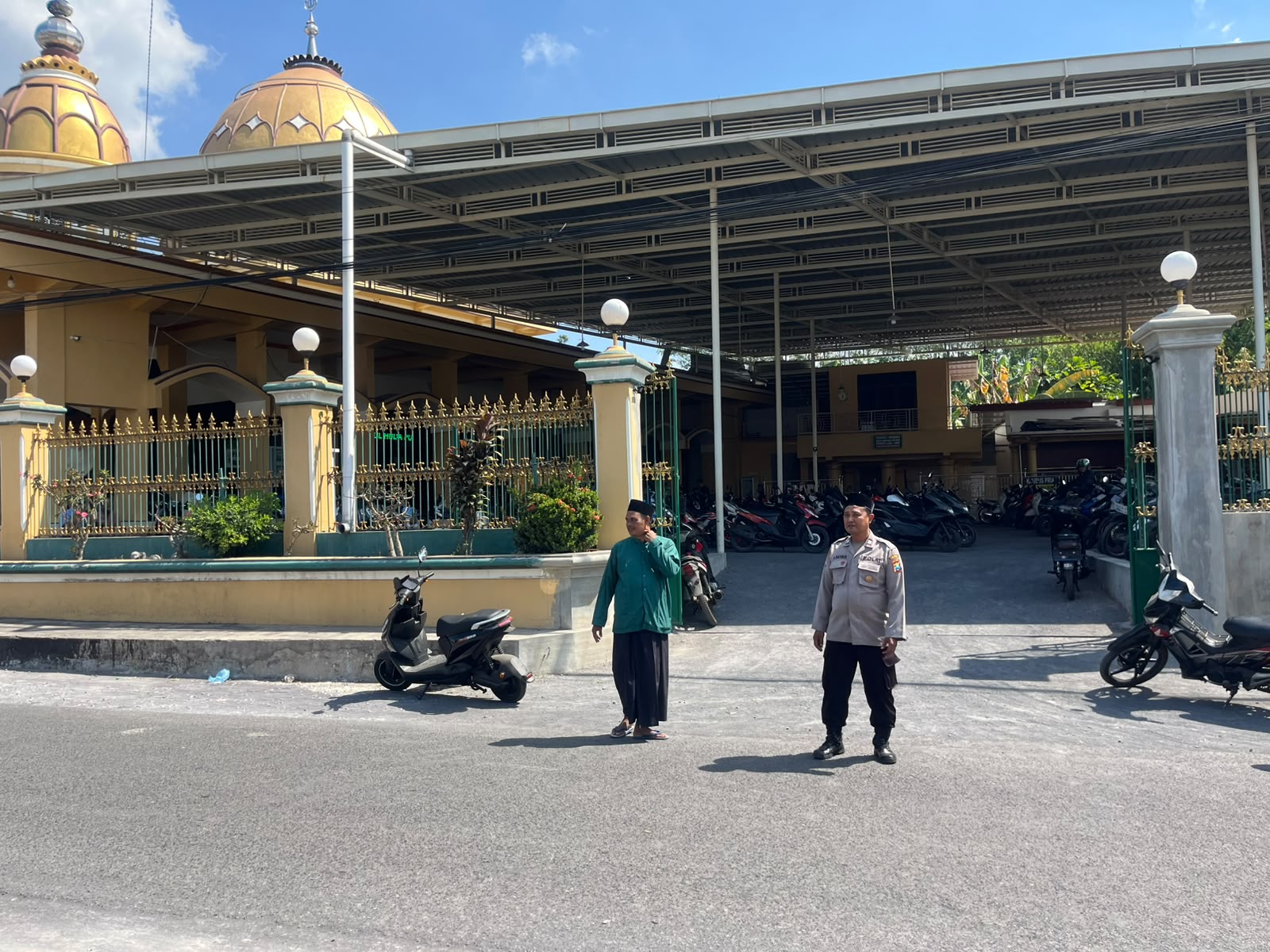 Patroli Strong Point Polsek Tempeh Perkuat Keamanan Jamaah Sholat Jum'at di Masjid Jami' Nurul Huda Desa Pulo