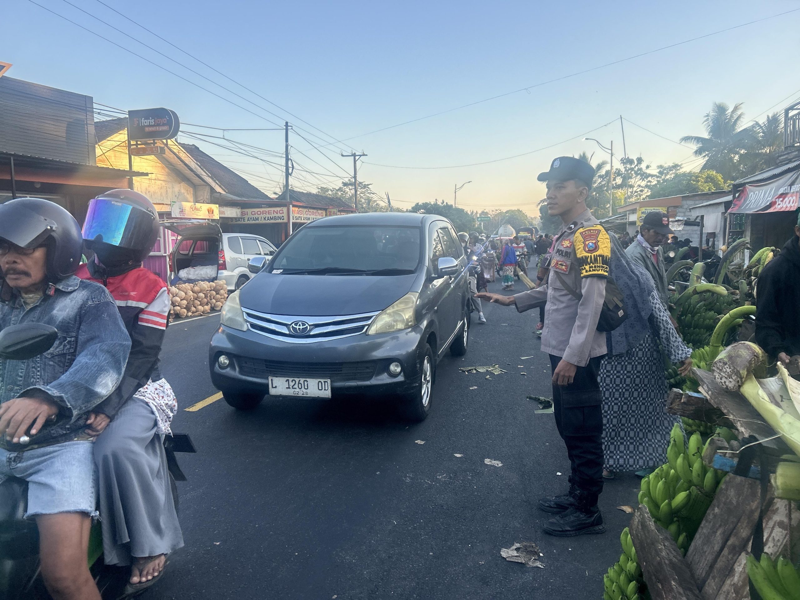Patroli Poros Pagi di Pasar Buah Wates Wetan Antisipasi Kemacetan