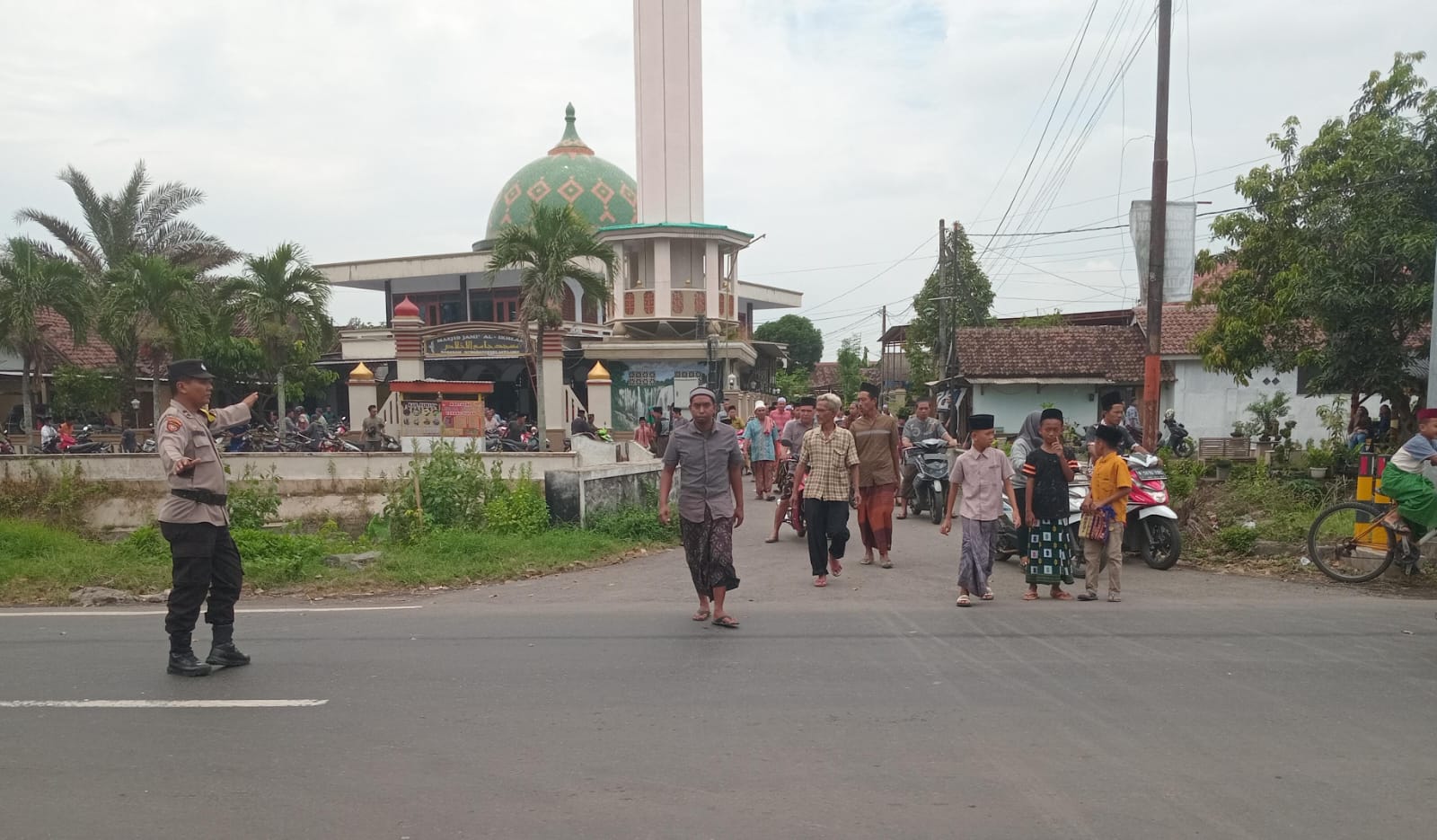 Kapolsek Rowokangkung Pimpin Pengamanan Salat Jumat di Masjid Al Ikhlas Nogosari
