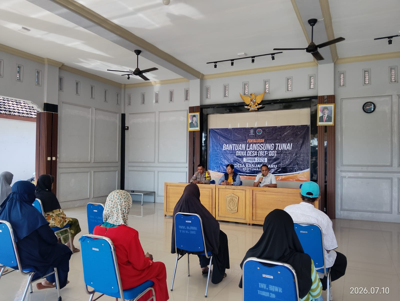 Bhabinkamtibmas Polsek Lumajang Kota Kawal Penyaluran BLT Dana Desa di Banjarwaru
