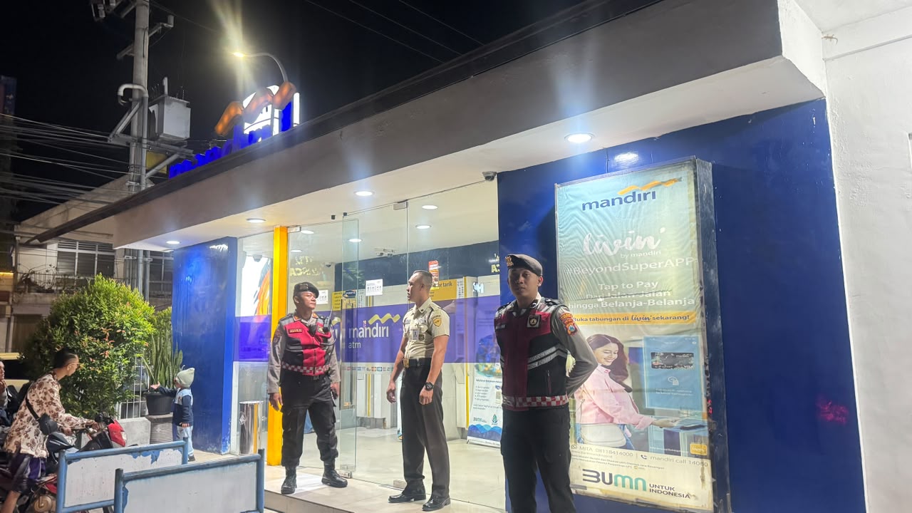 Patroli Perintis Presisi Sasar Perbankan dan Pertokoan, Sat Samapta Polres Lumajang Perketat Pengamanan Objek Vital