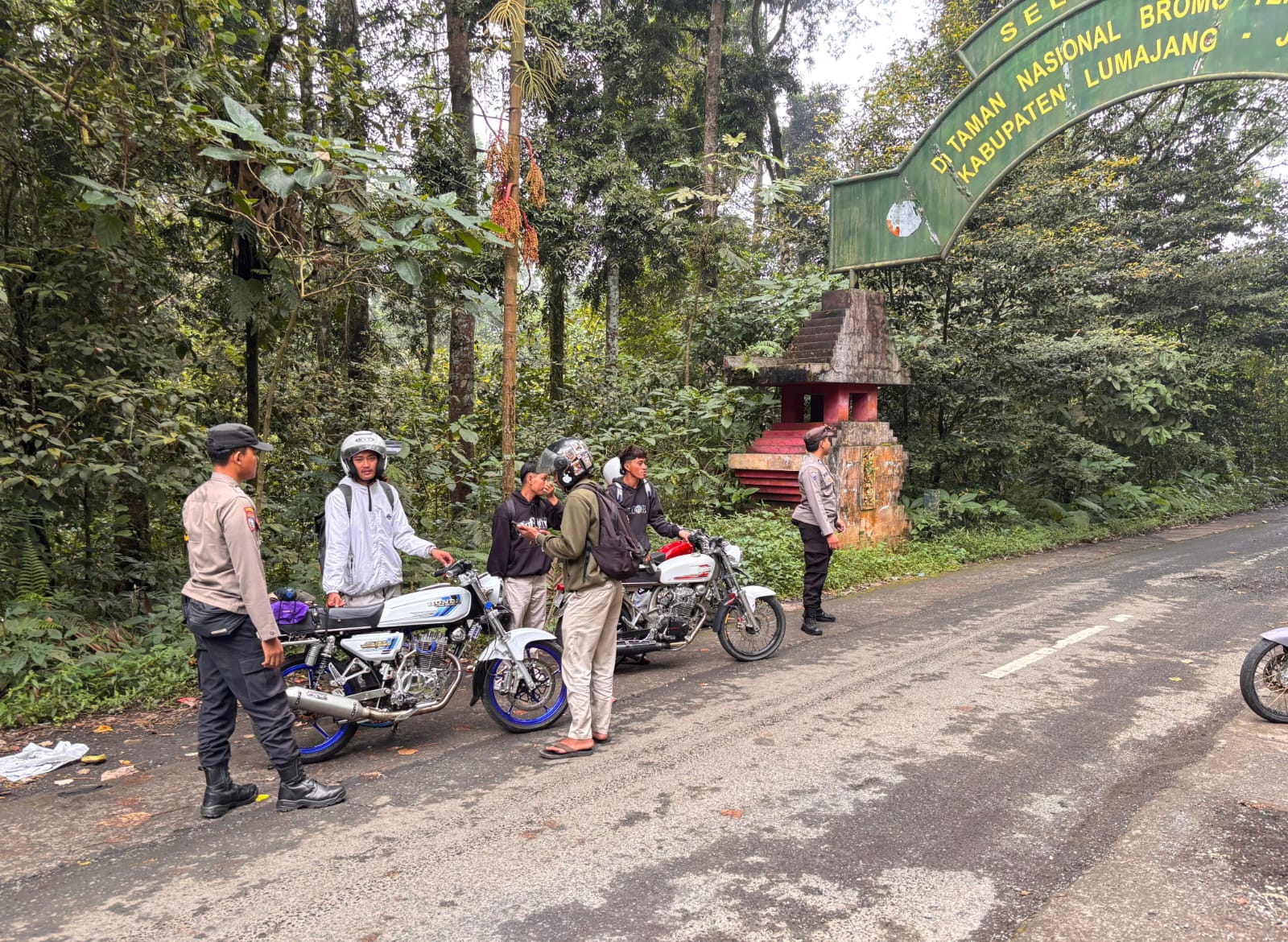 Patroli Siang Polsek Senduro Sasar Pasar hingga Jalur Wisata Ranupani, Antisipasi Kriminalitas dan Balap Liar
