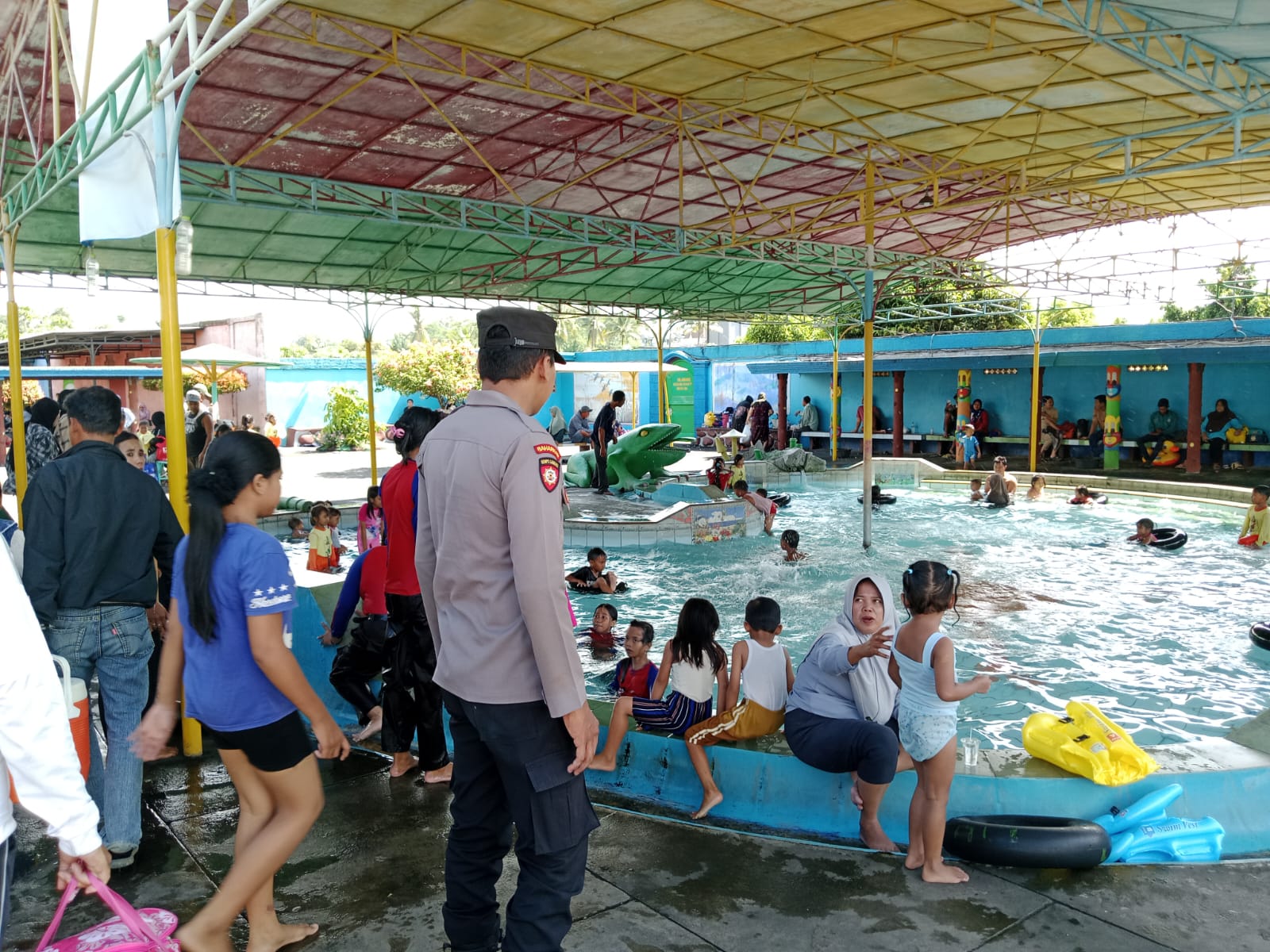 Patroli Dialogis Polsek Tempeh Perkuat Kesadaran Keamanan Pengunjung di Wisata Pemandian Joyokarto