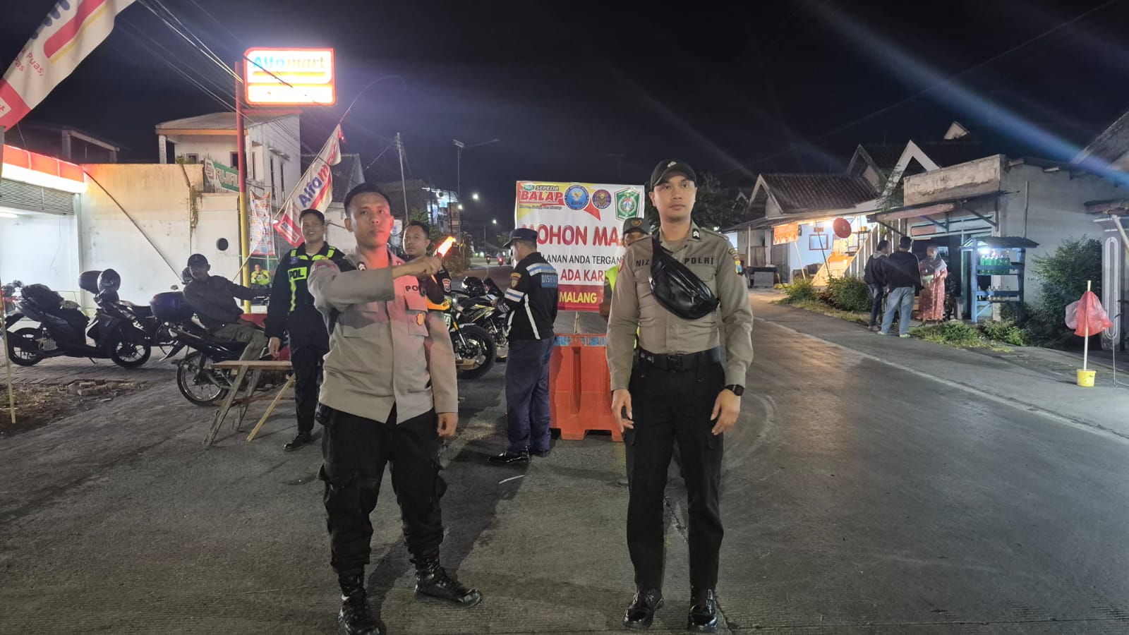 Polsek Candipuro Kawal Karnaval Seni Budaya Selamatan Desa Sumberejo, Ribuan Warga Padati Rute Arak-arakan