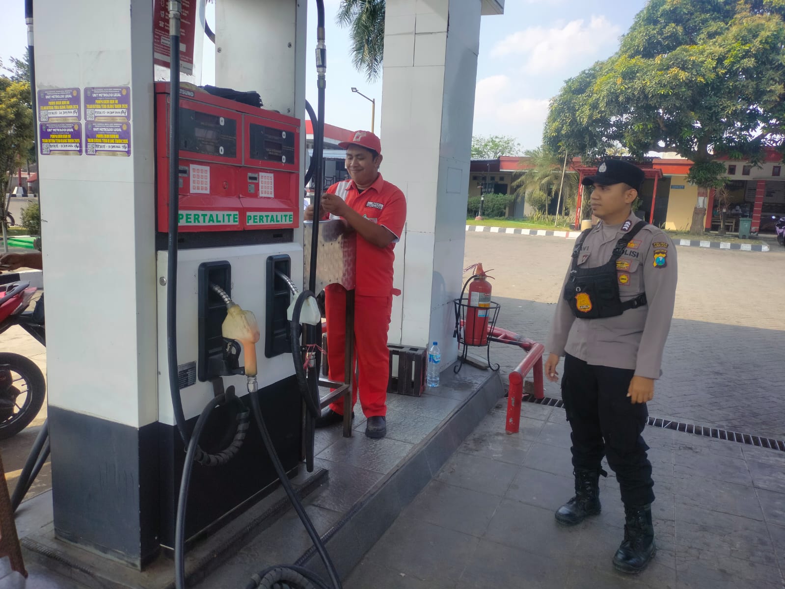 Patroli Dialogis Polsek Tempeh Pastikan Ketersediaan BBM di SPBU Desa Tempeh Lor Tetap Aman bagi Kebutuhan Masyarakat