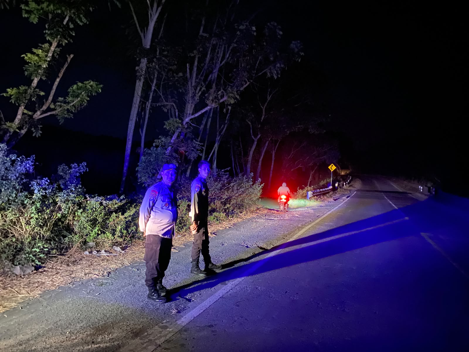Patroli Blue Light Polsek Tempeh Tingkatkan Pengamanan di Jalur Lintas Selatan Desa Pandanarum untuk Cegah Gangguan Kamtibmas