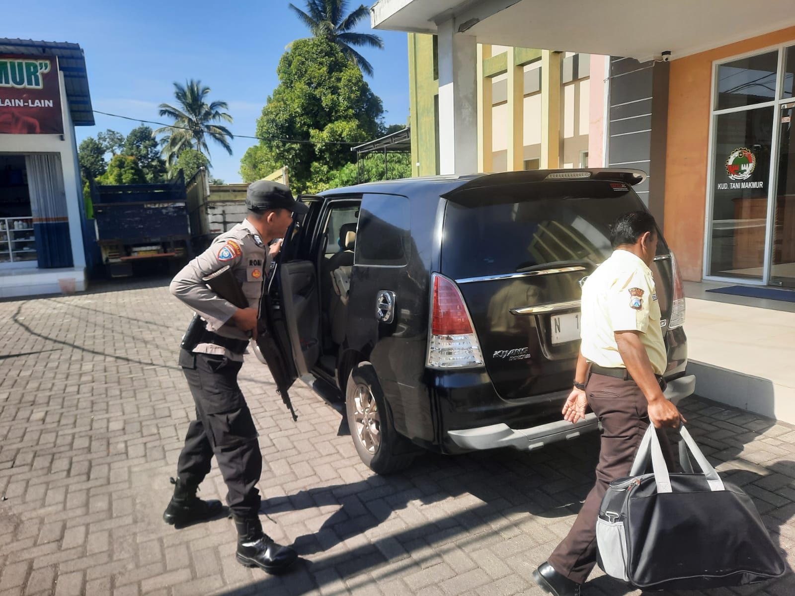 Bentuk pelayanan Polri terhadap masyarakat, Polsek Senduro kawal dan amankan pengambilan uang KUD Tani Makmur Senduro