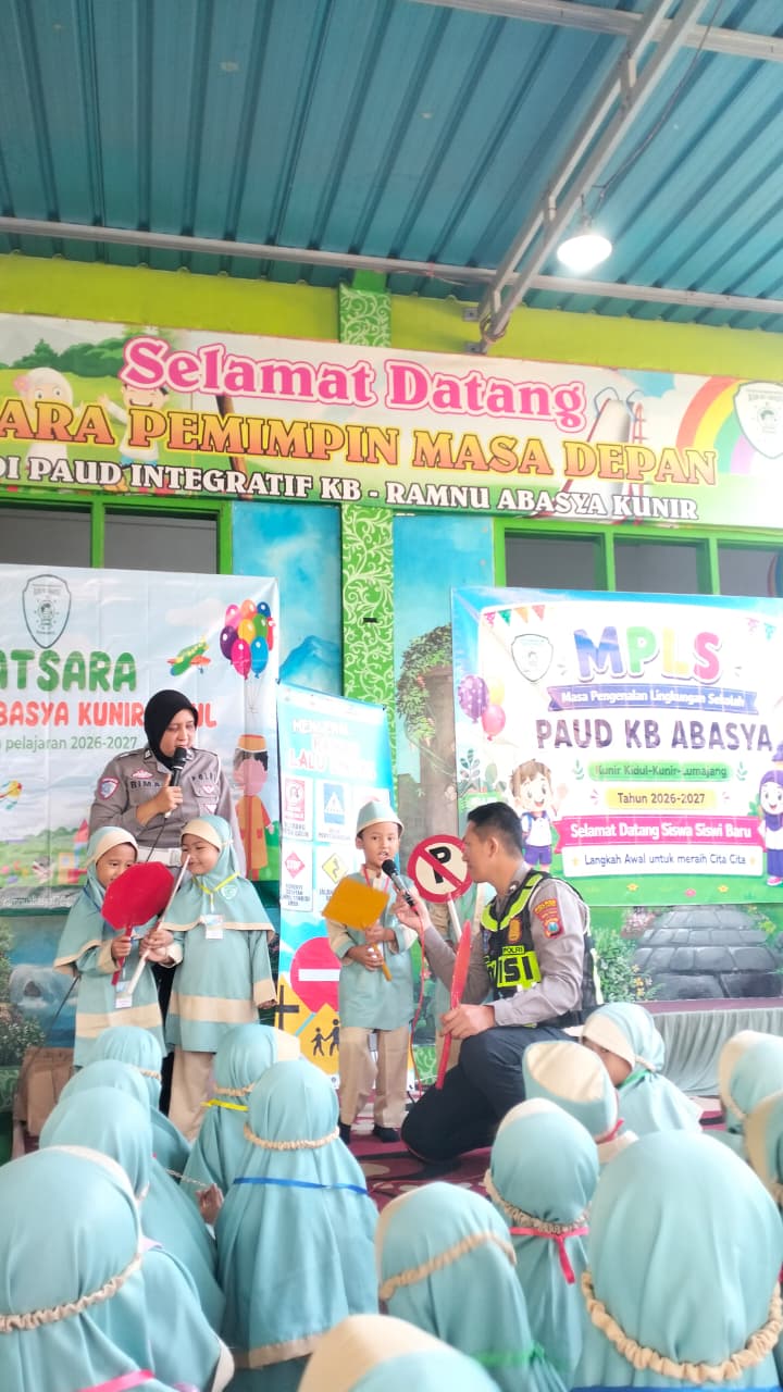 Hari Pertama MPLS, Satlantas Polres Lumajang Tanamkan Budaya Tertib Lalu Lintas kepada Anak Sejak Usia Dini