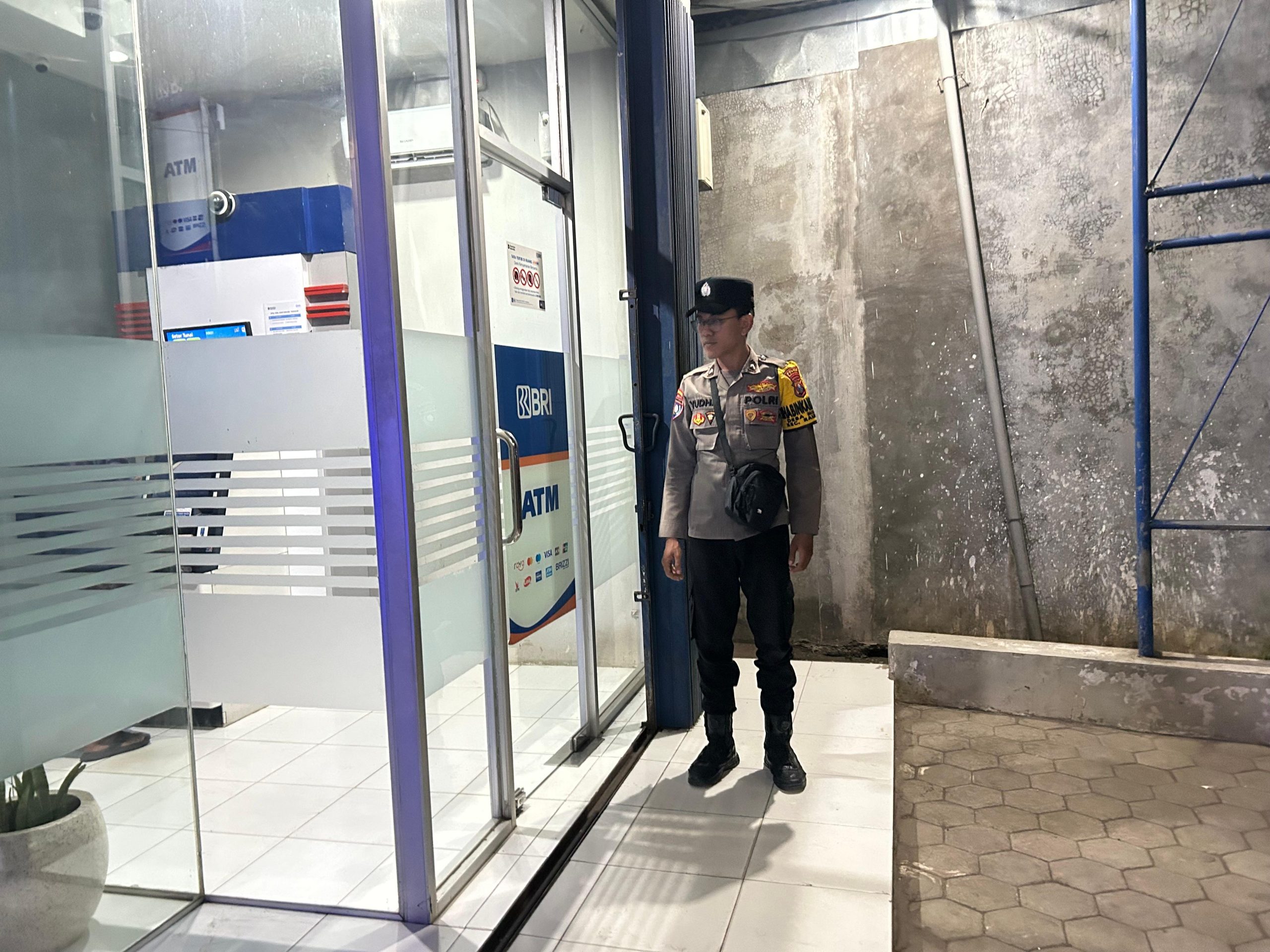 Patroli Pantau Kawasan Perbankan dan ATM Cegah Kriminalitas oleh Polsek Ranuyoso