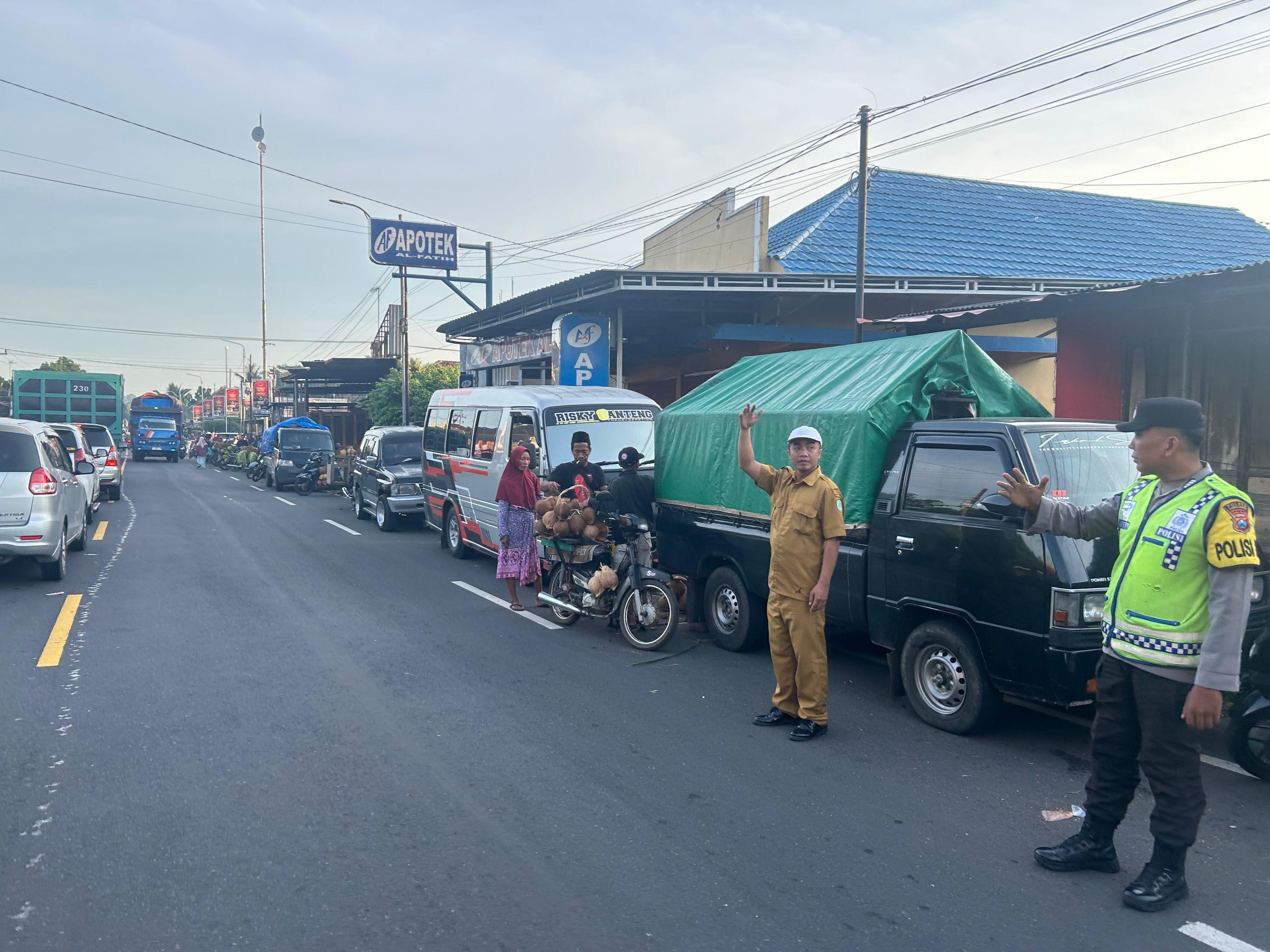 Patroli Pengaturan Arus Lalu Lintas di Pasar Gedang Wates Wetan