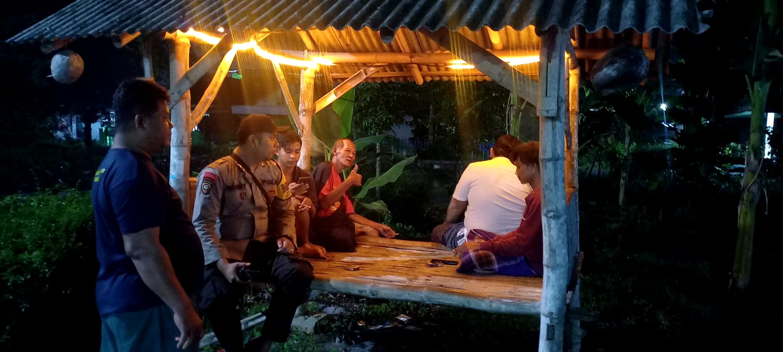 Patroli Dialogis Dini Hari, Polsek Sukodono Ajak Warga Aktif Jaga Kamtibmas Lewat Poskamling