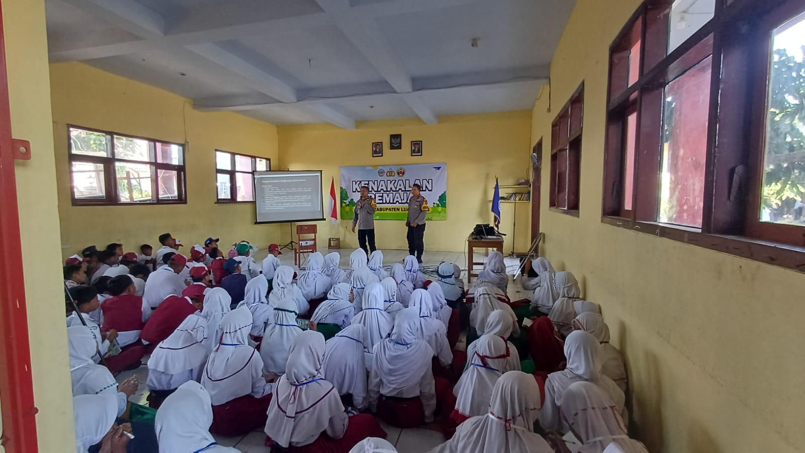 Polsek Lumajang Kota Edukasi Siswa SMPN 3 Saat MPLS, Bahas Kenakalan Remaja hingga Bahaya Judi Online