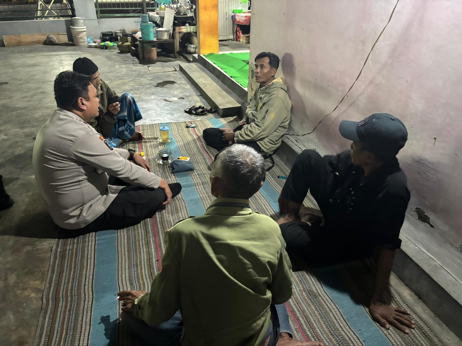 Sambang Dialogis Malam Hari, Polsek Tempeh Ajak Tokoh Masyarakat Perkuat Kesadaran Menjaga Keamanan Lingkungan