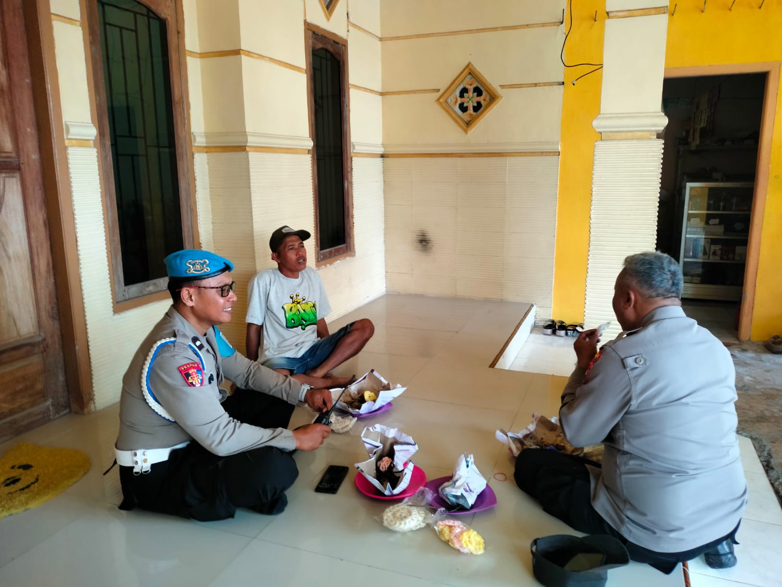 Sambang Dialogis Polsek Tempeh Perkuat Sinergi dengan Tokoh Masyarakat Desa Besuk untuk Tingkatkan Kesadaran Menjaga Keamanan Lingkungan