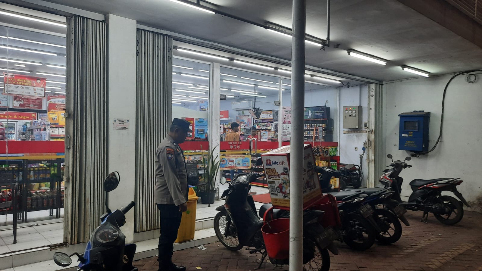 Patroli Strong Point Polsek Tempeh Tingkatkan Keamanan Pertokoan Modern Desa Tempeh Lor untuk Cegah Aksi Kejahatan 3C