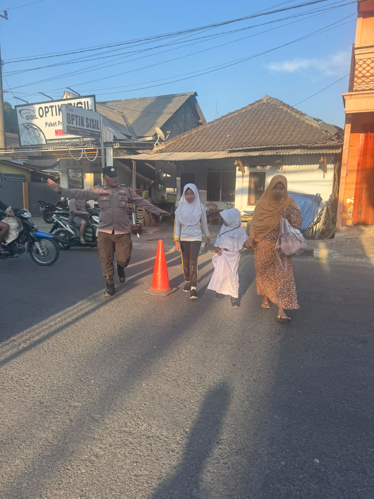 Pastikan keselamatan Siswa Siswi sekolah di jalan raya, Polsek Senduro lakukan pengaturan lalu lintas di jalan