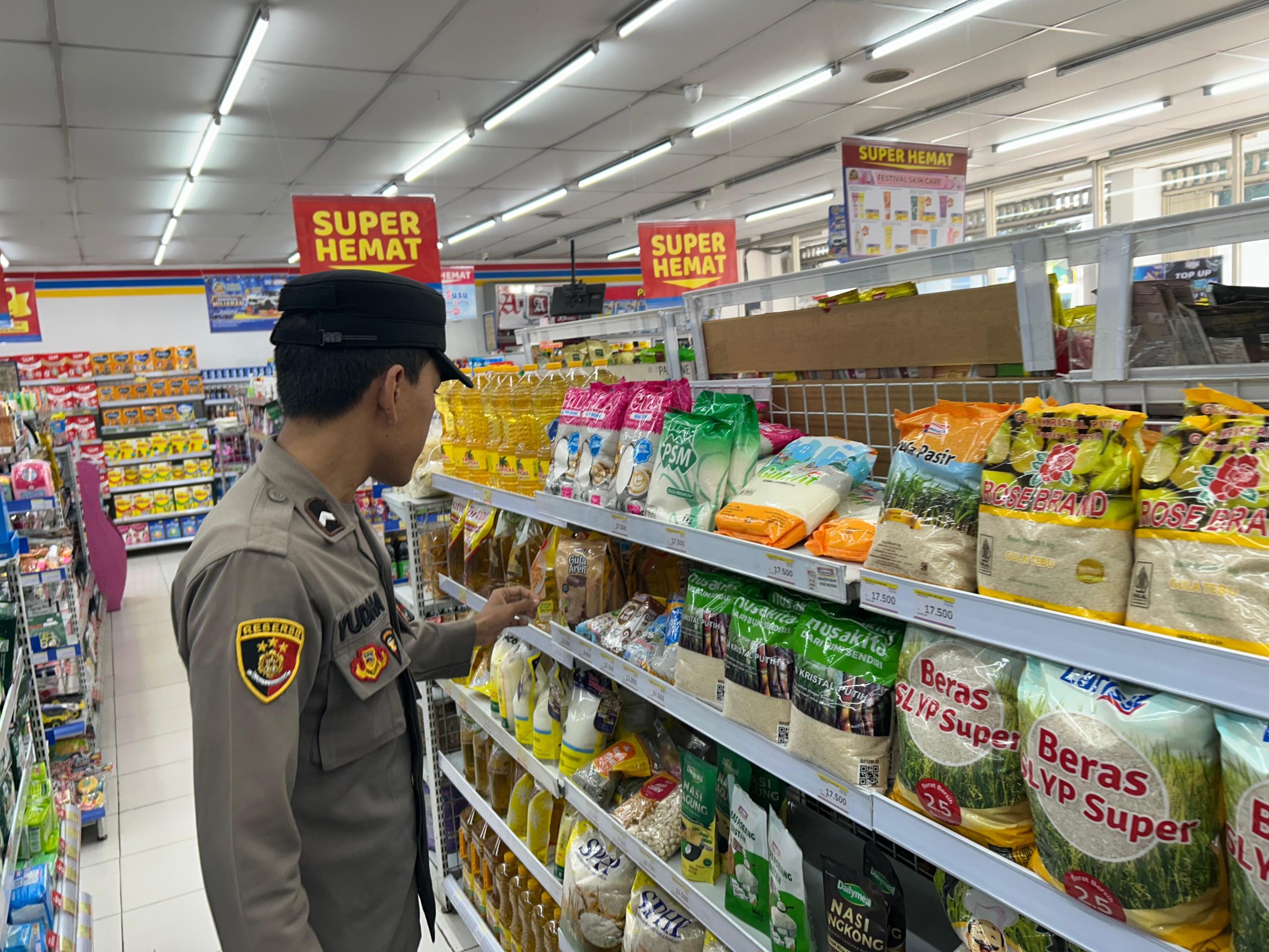 Polsek Ranuyoso Cek Keamanan Pertokoan, Harga Bahan Pokok, dan Produk Kadaluwarsa