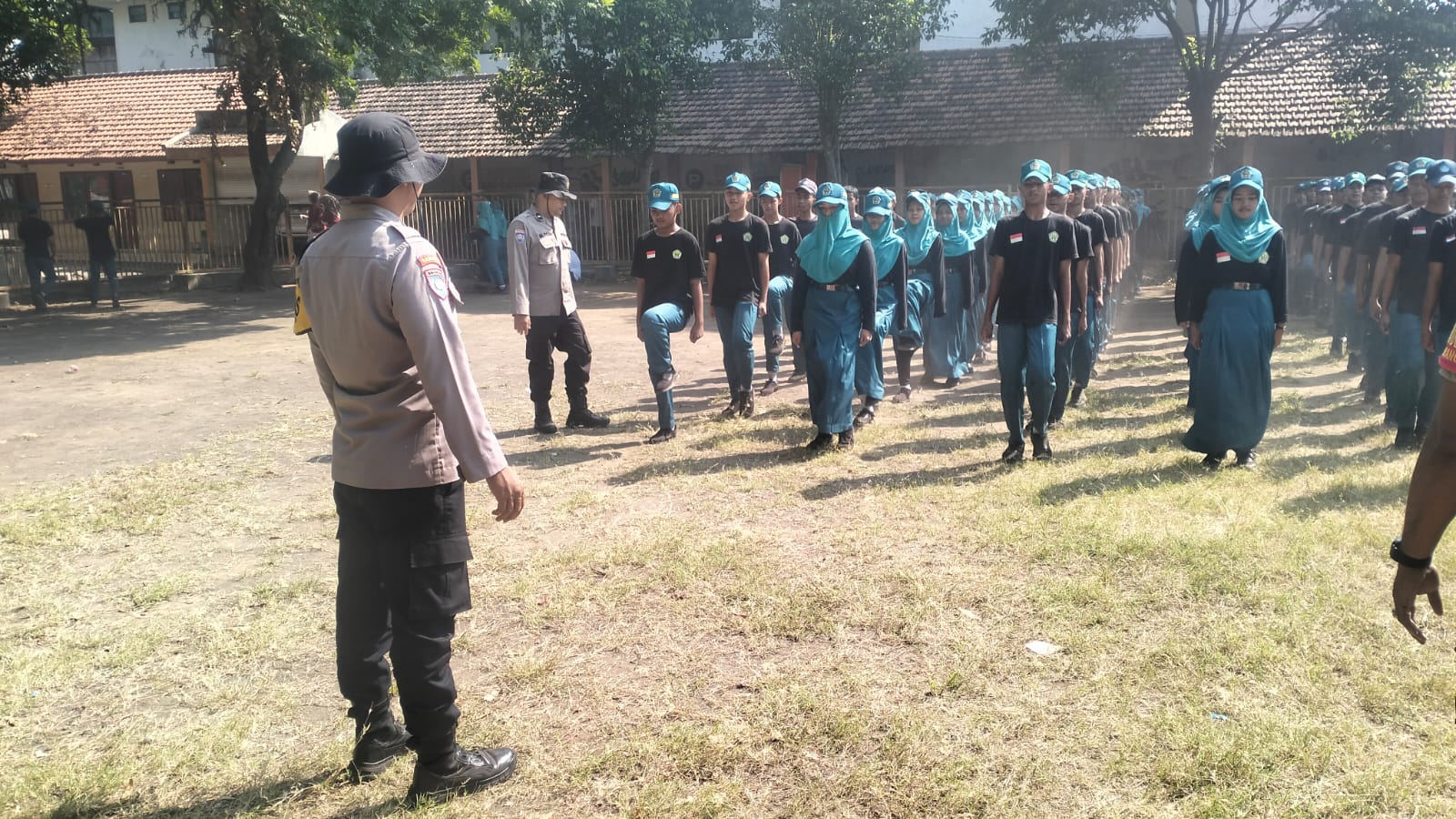 Polsek Sukodono Tanamkan Disiplin, Tertib Berlalu Lintas, dan Cegah Bullying Saat MPLS di SMPN 1 Sukodono