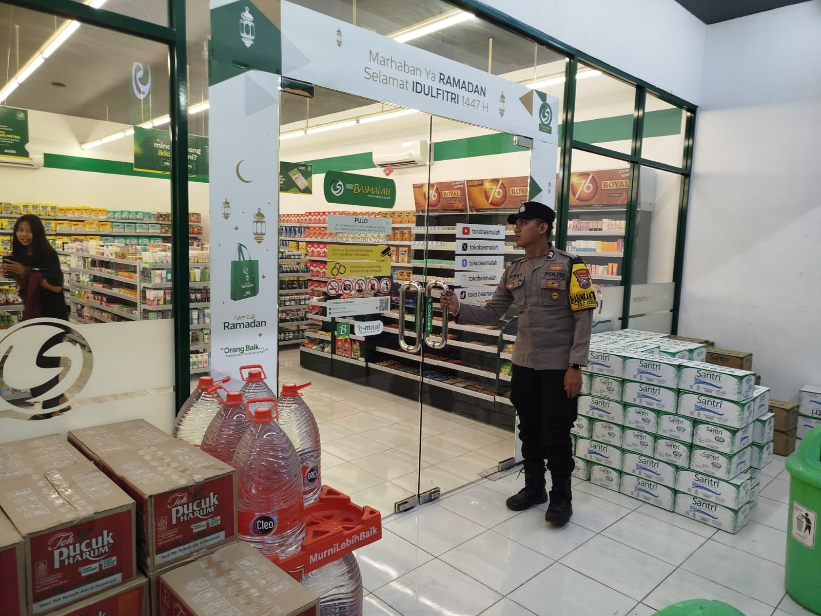 Patroli Strong Point Polsek Tempeh di Pertokoan Modern Desa Pulo Perkuat Upaya Pencegahan Kejahatan dan Tingkatkan Rasa Aman Masyarakat