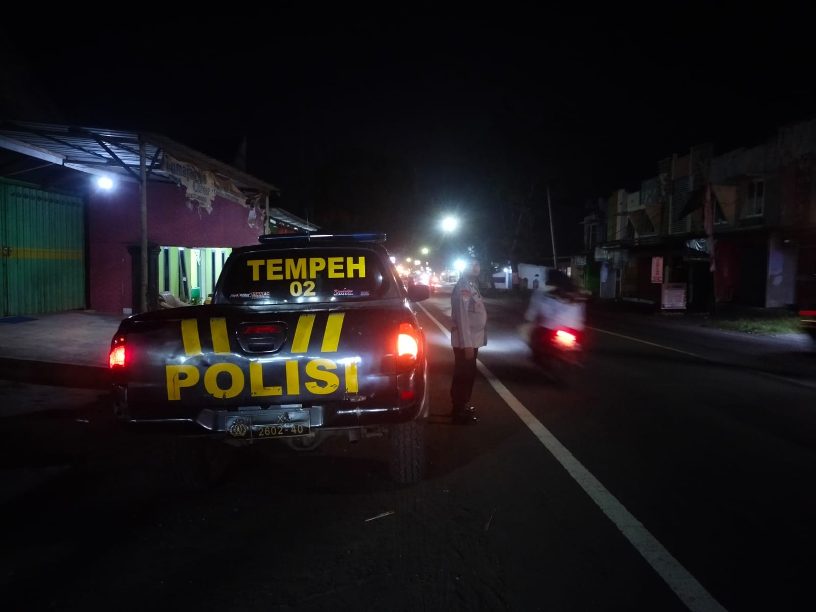 Patroli Blue Light Polsek Tempeh di Pertigaan Warkut Desa Besuk Tingkatkan Kehadiran Polri untuk Cegah Kejahatan Jalanan