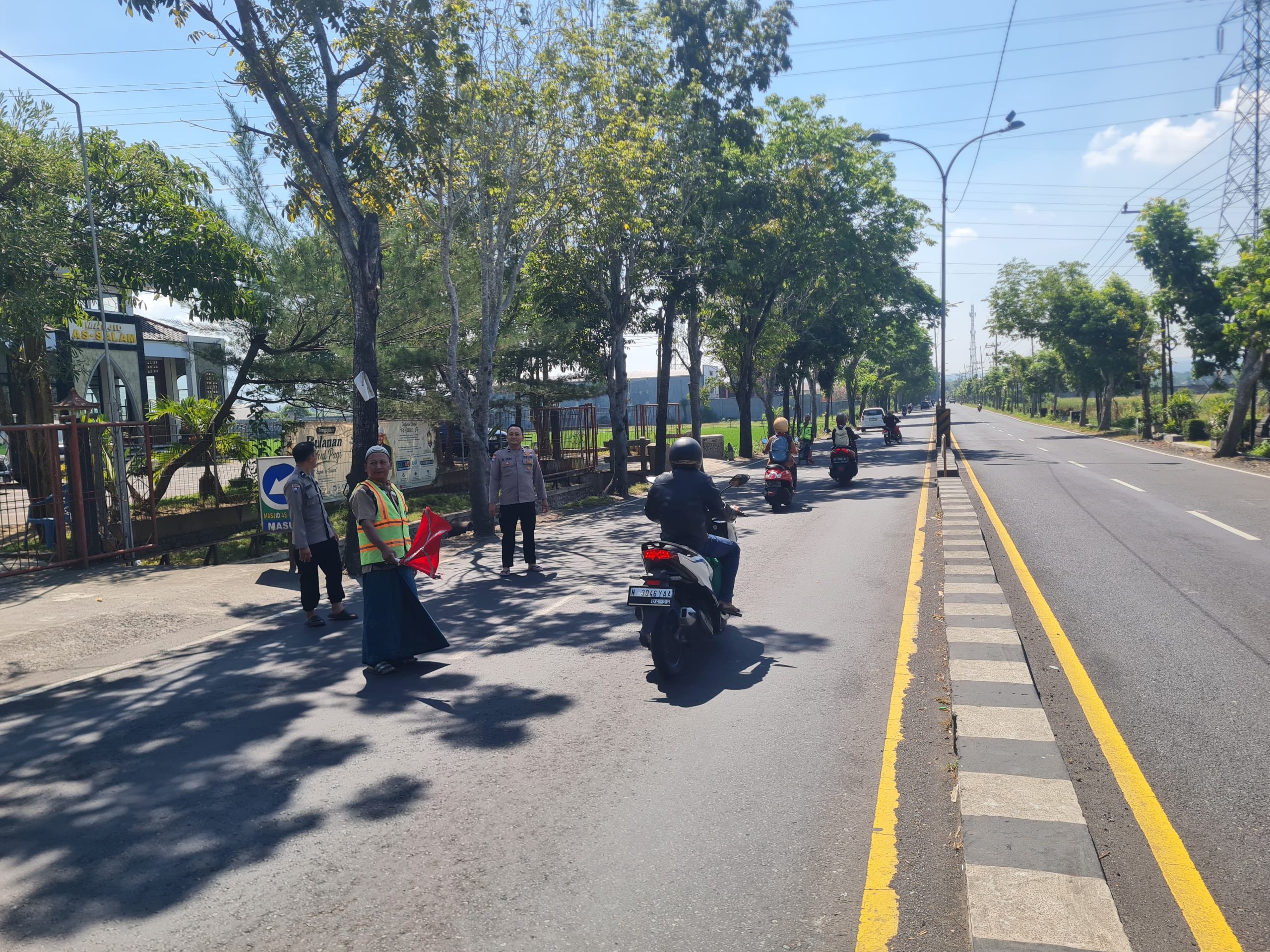 Polsek Sukodono Laksanakan Pengamanan dan Pengaturan Arus Lalin Sholat Jum'at di Masjid As-Salam