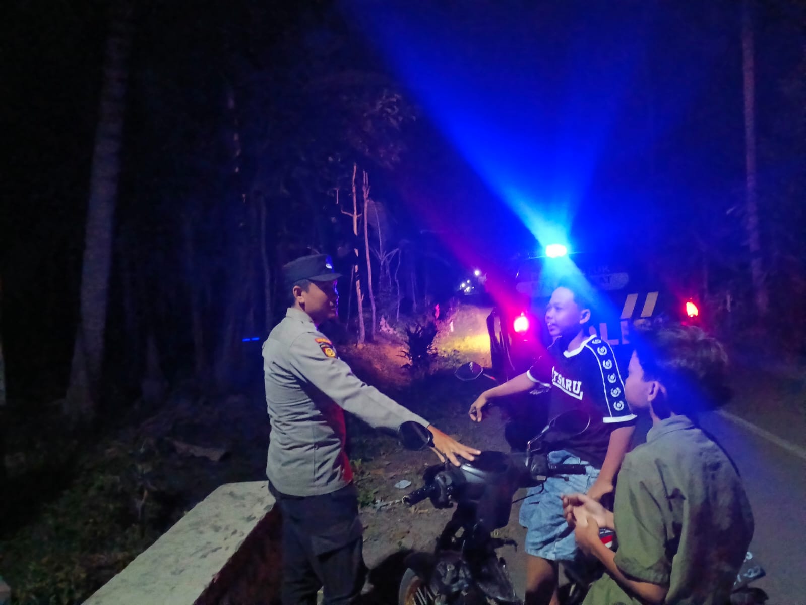 Patroli Blue Light Polsek Tempursari Sisir Jalan Sepi, Cegah 3C dan Gangguan Kamtibmas